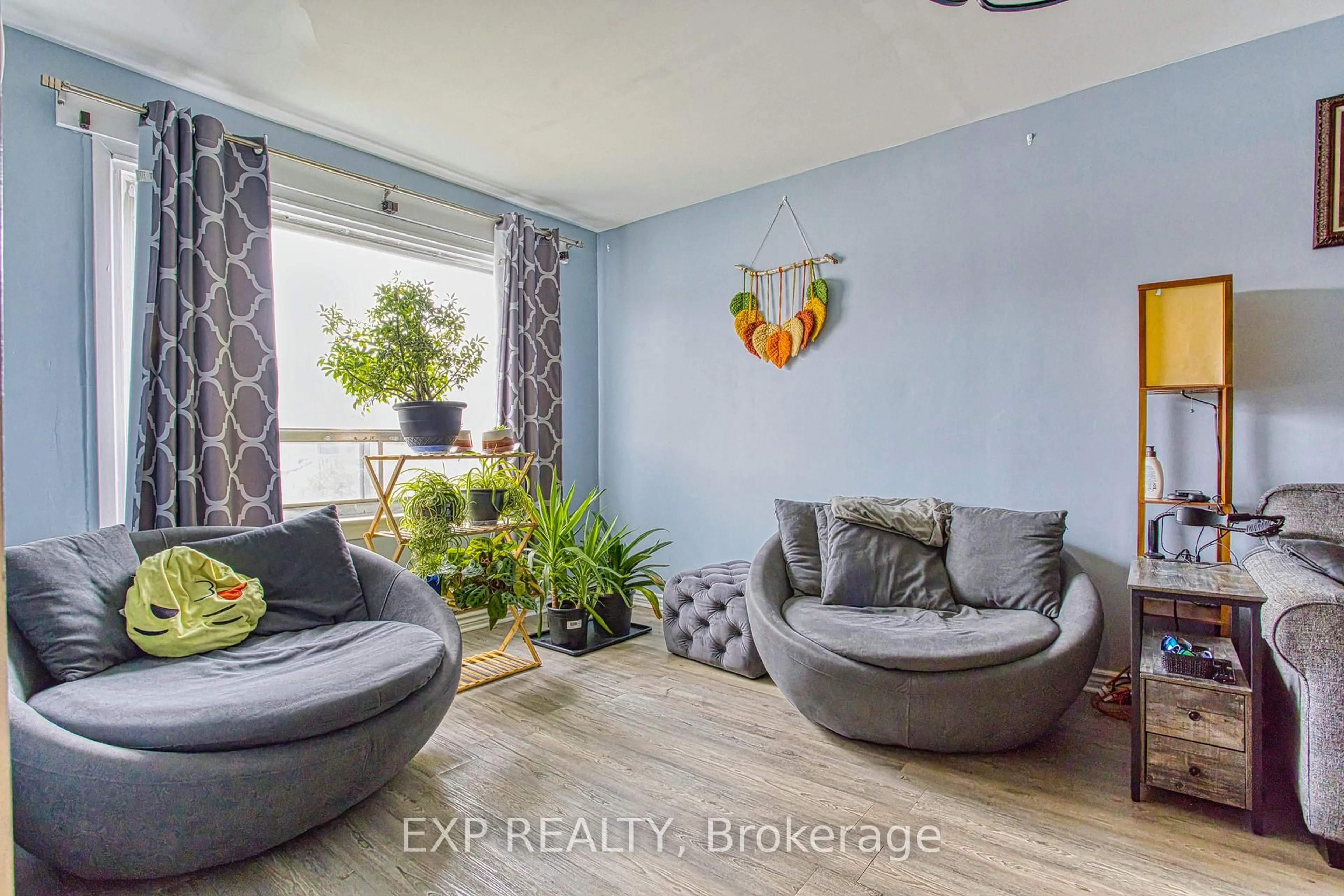 Living room with furniture, unknown for 145 Albany Ave, Hamilton Ontario L8H 2H7