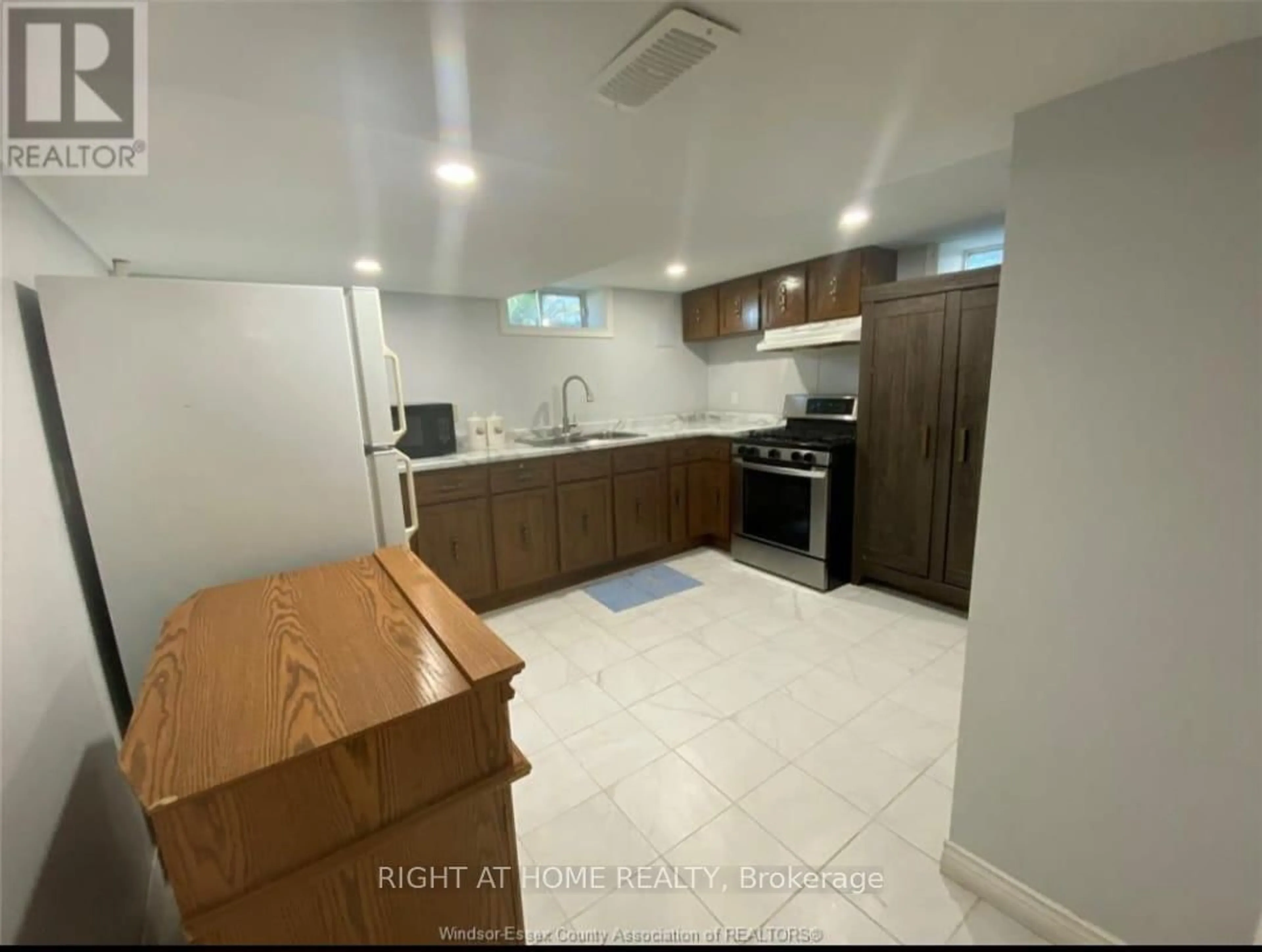 Standard kitchen, unknown for 1609 county Road 46 Rd, Lakeshore Ontario N0R 1V0