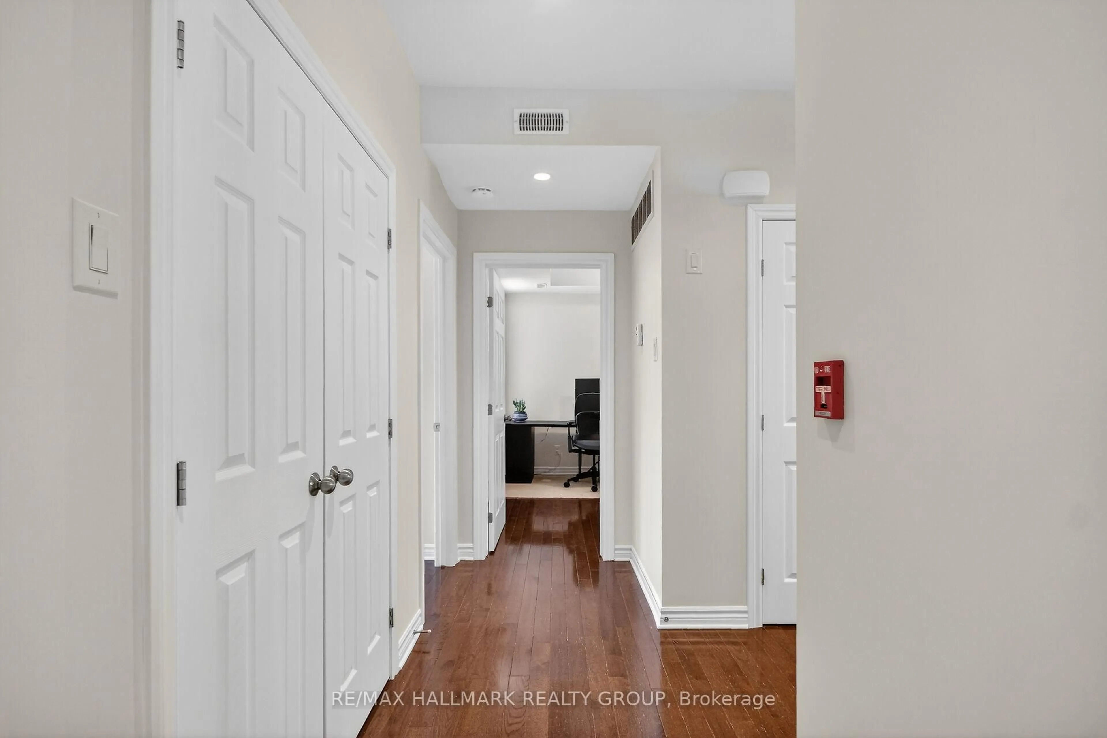 Indoor entryway for 849 Blackcomb Private #Unit F, Ottawa Ontario K1G 4E4