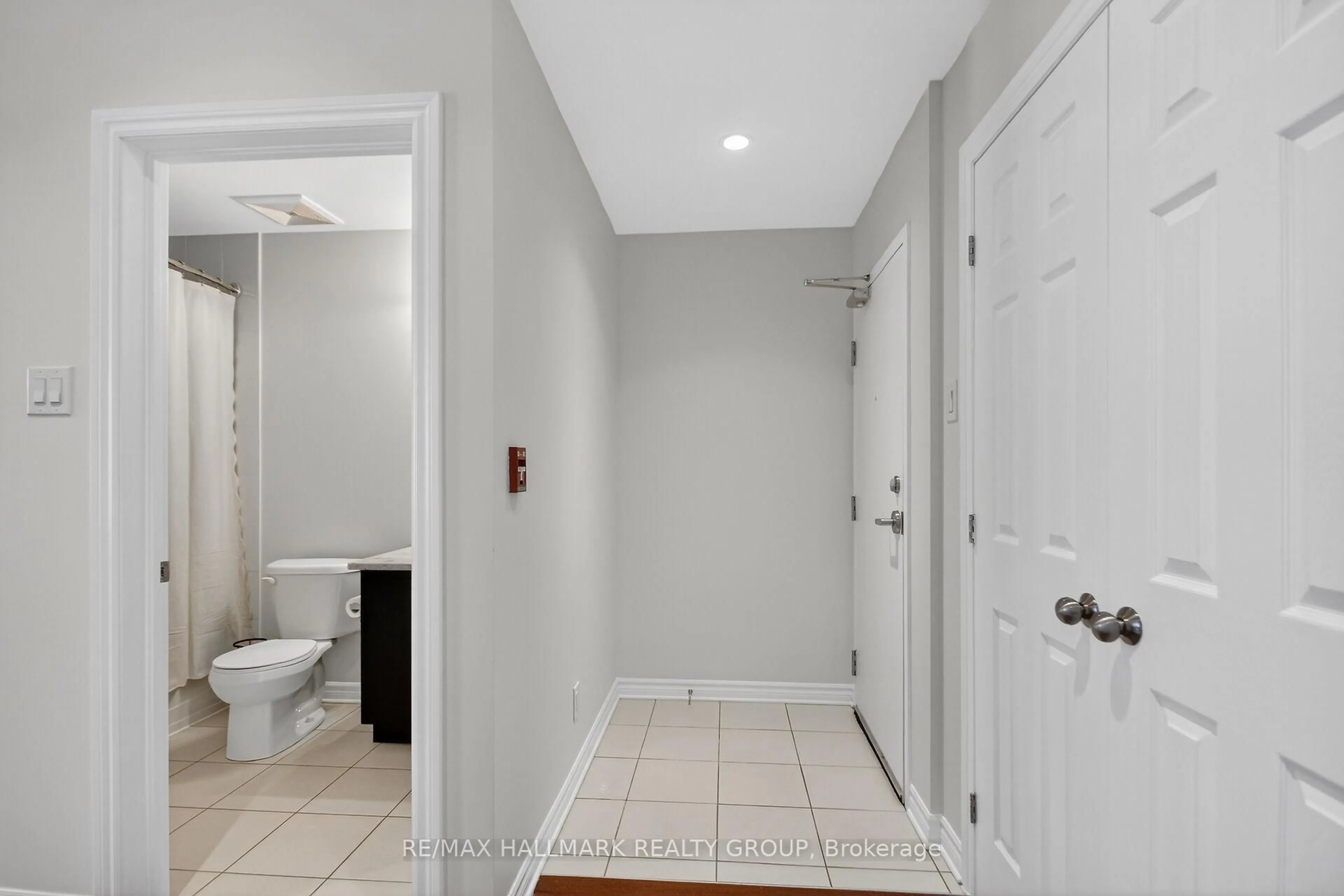 Unknown for 849 Blackcomb Private #Unit F, Ottawa Ontario K1G 4E4