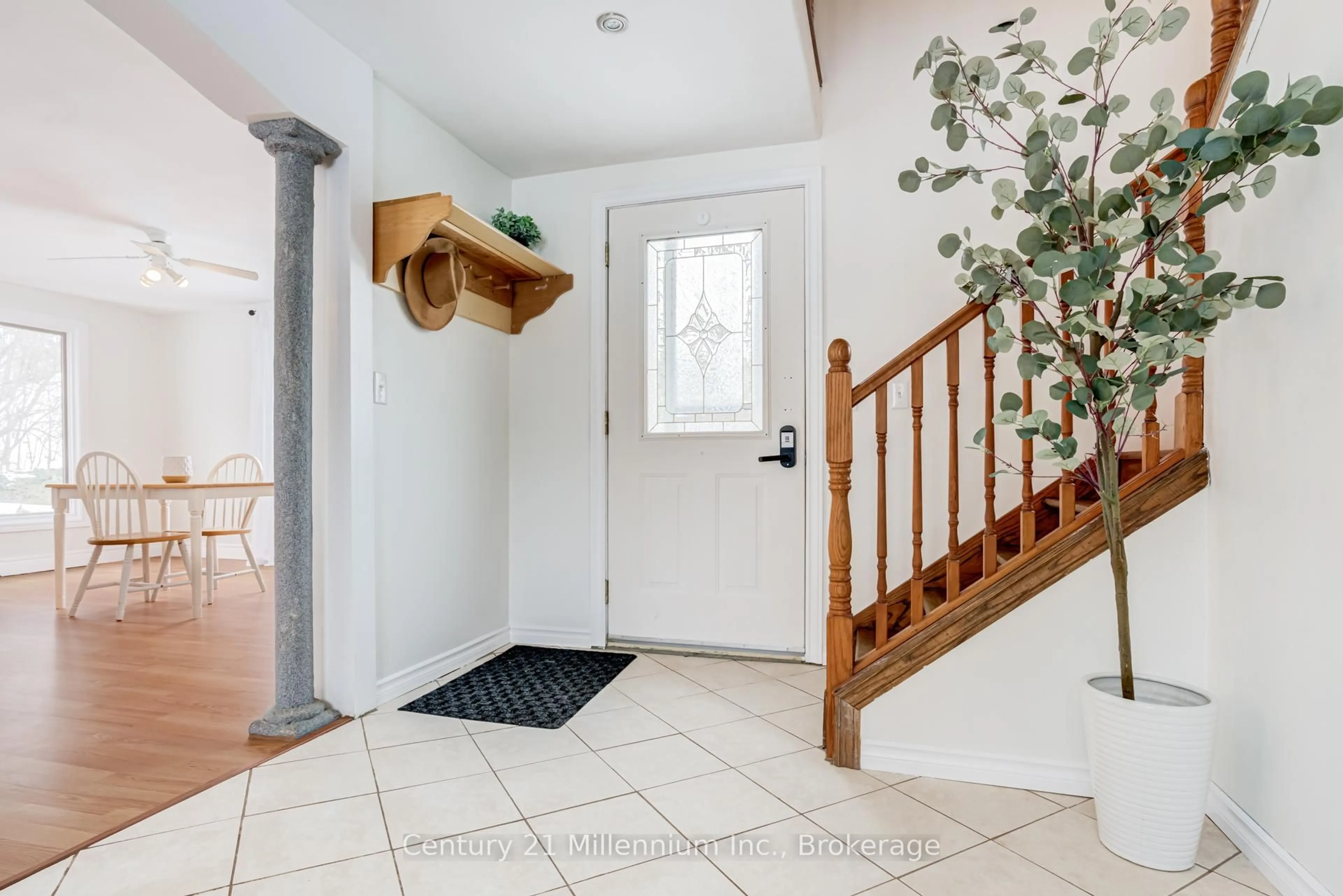 Indoor entryway for 124 MAIN St, Northern Bruce Peninsula Ontario N0H 1W0
