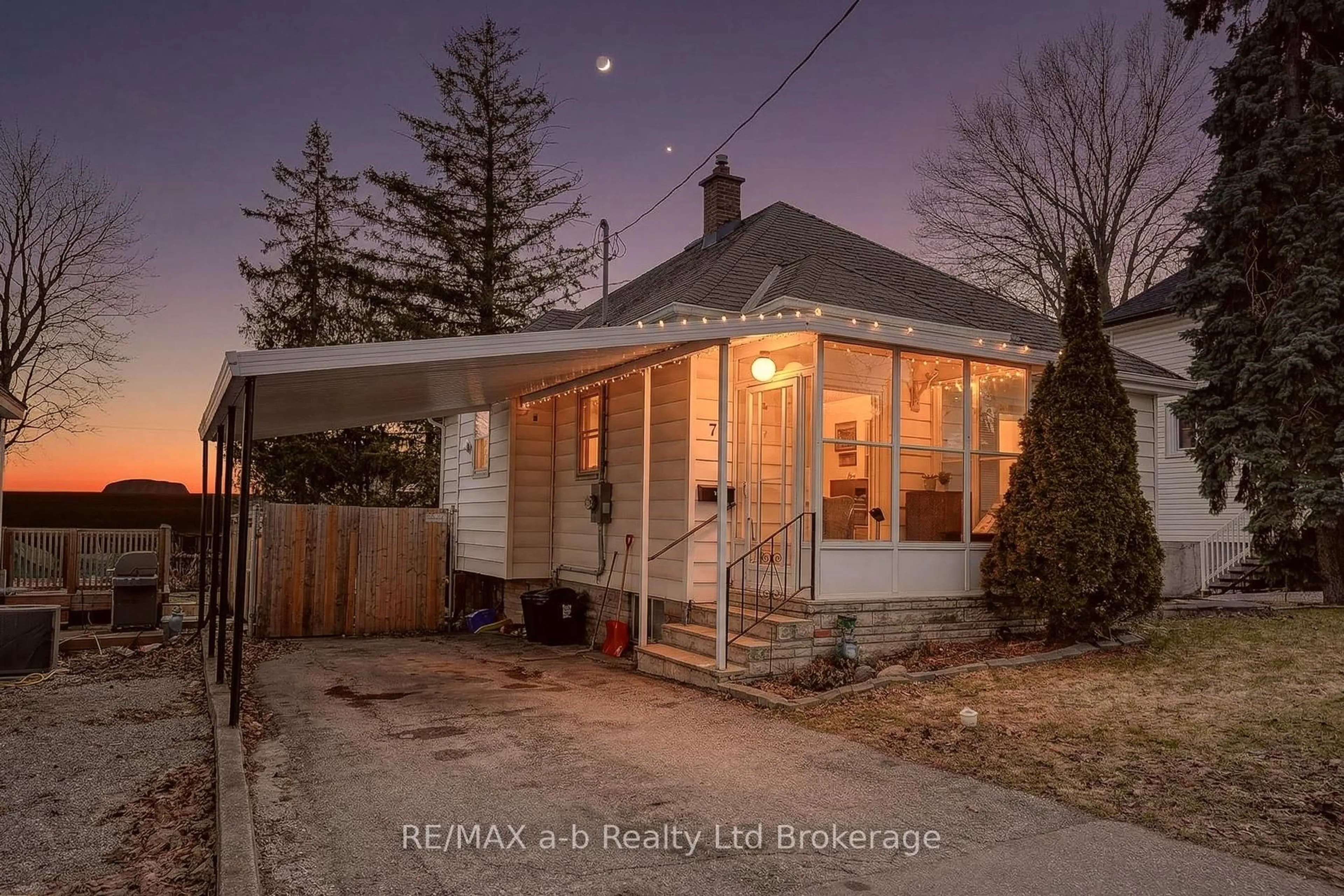 A pic from outside/outdoor area/front of a property/back of a property/a pic from drone, street for 27 Fyfe Ave, Woodstock Ontario N4S 3S5