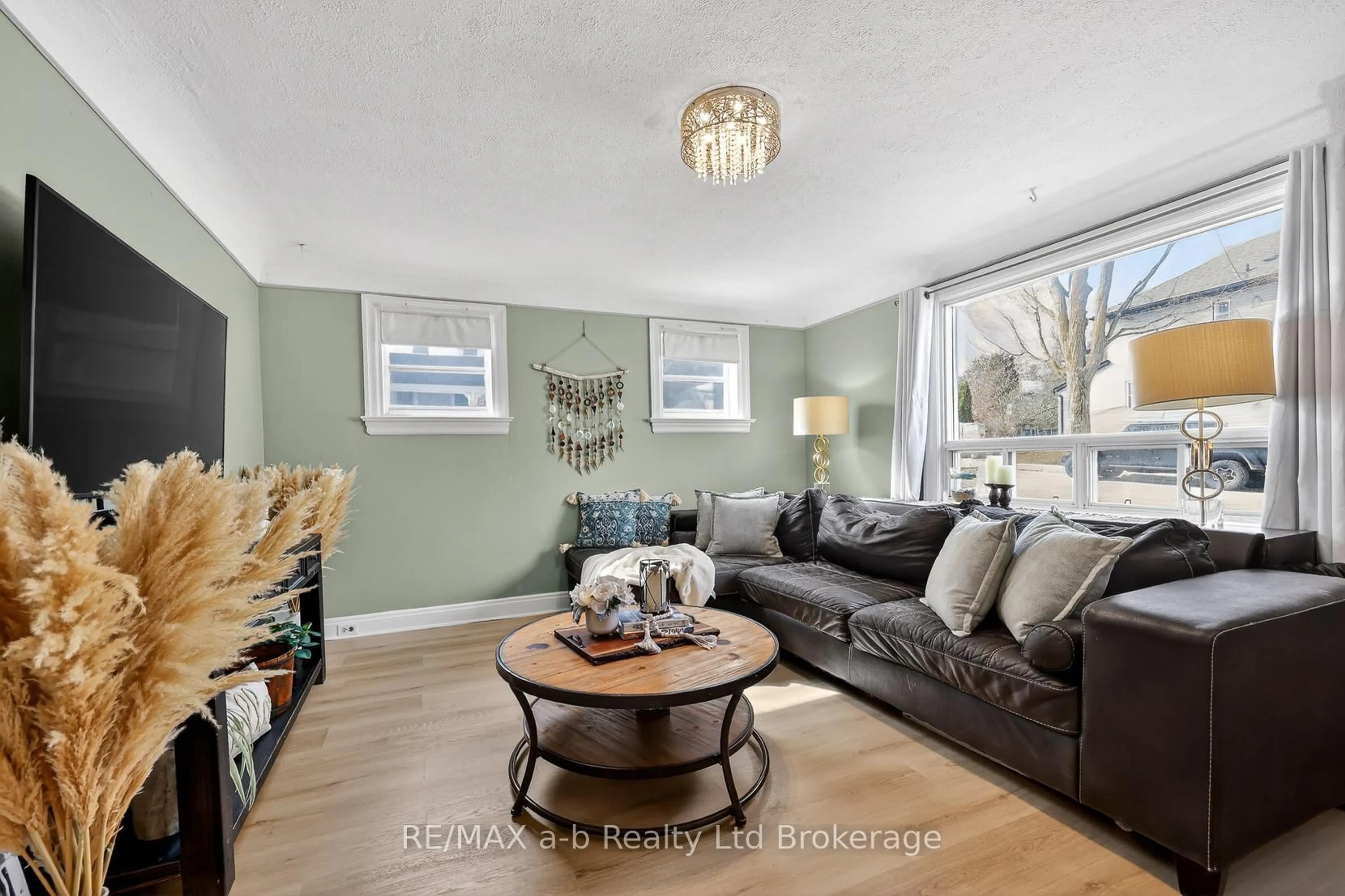 Living room with furniture, unknown for 27 Fyfe Ave, Woodstock Ontario N4S 3S5