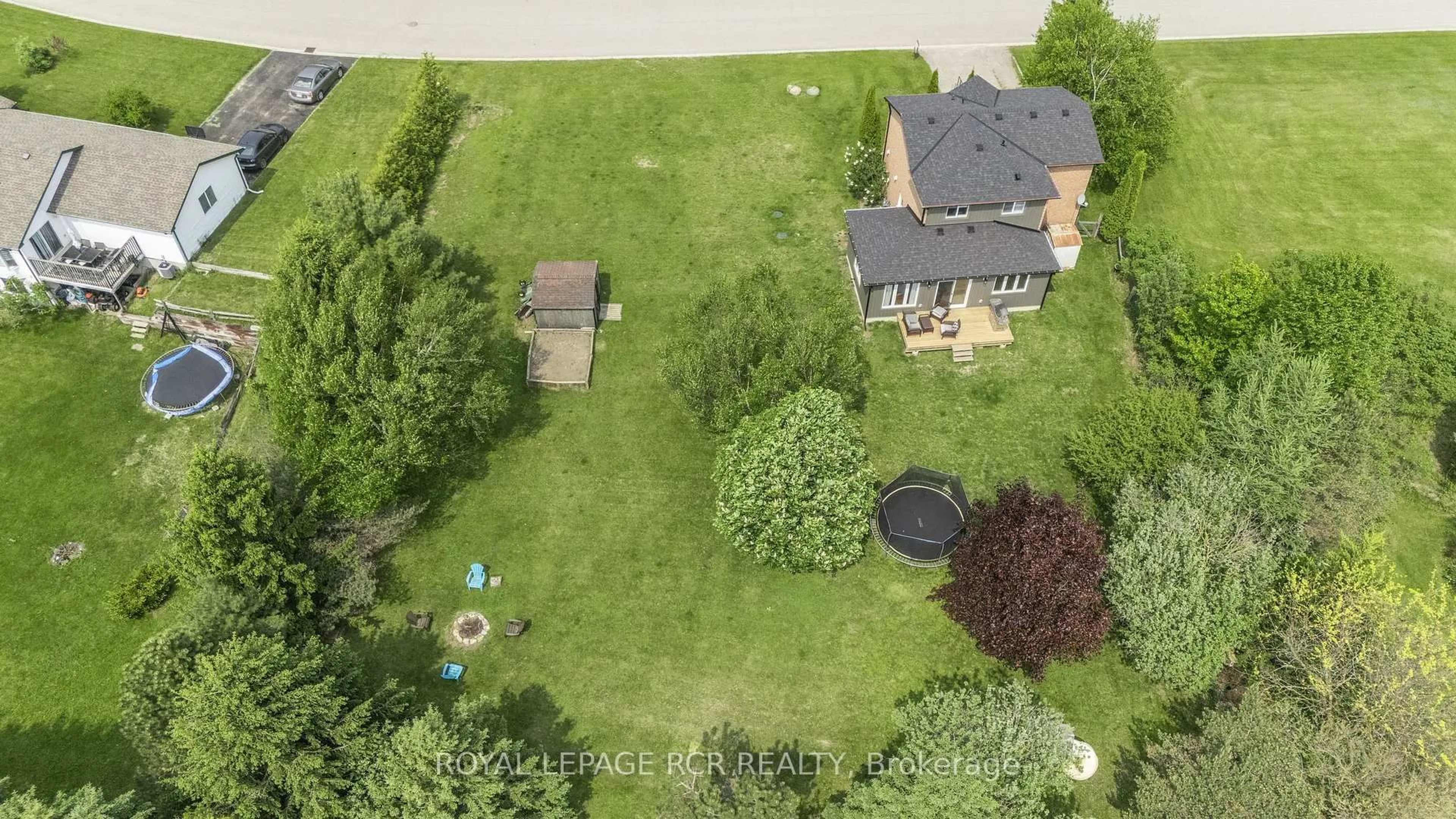 A pic from outside/outdoor area/front of a property/back of a property/a pic from drone, street for 18 Peter St, Amaranth Ontario L9W 5Z8