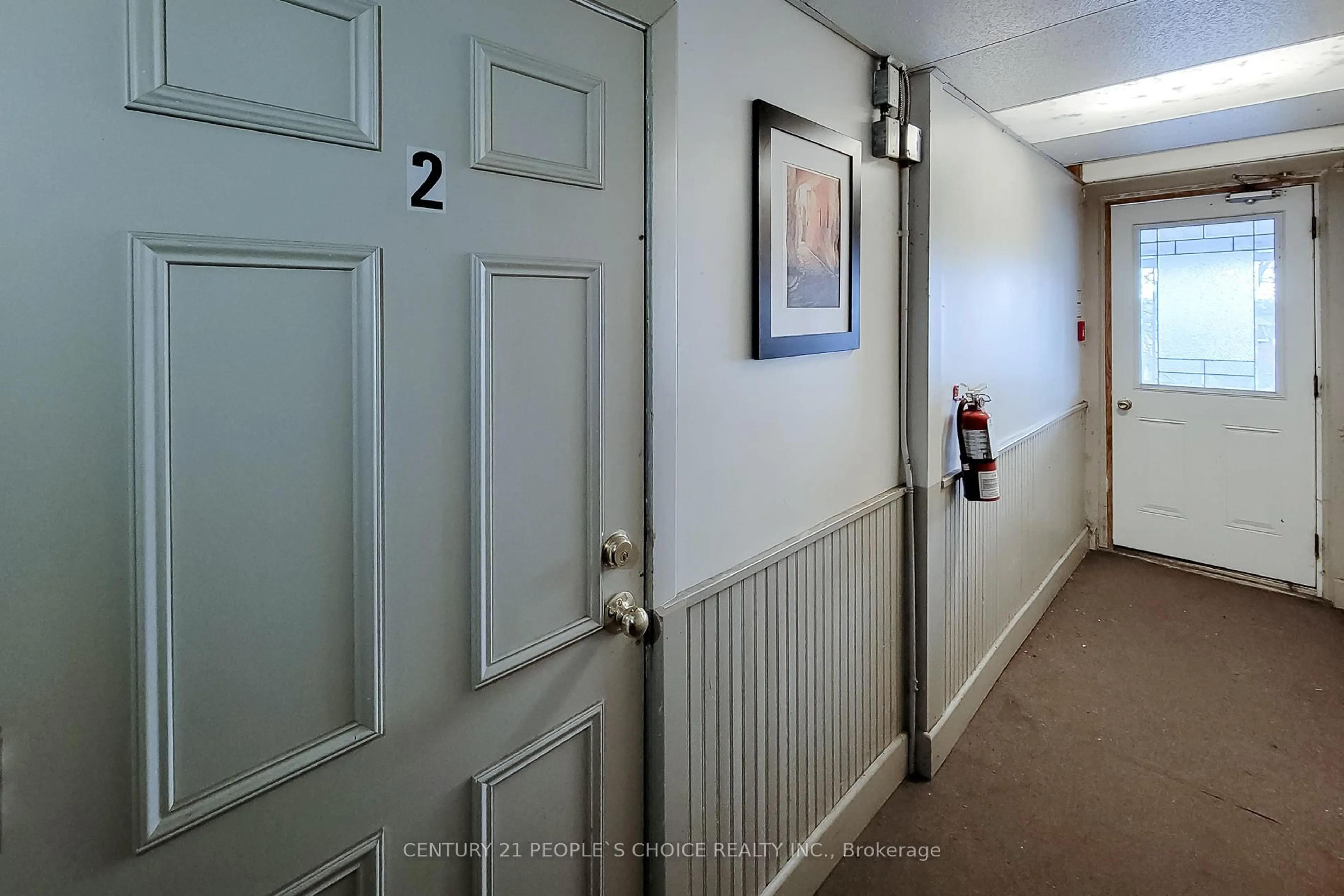 Indoor foyer for 4999 Mcrae St, Niagara Falls Ontario L2E 1P2