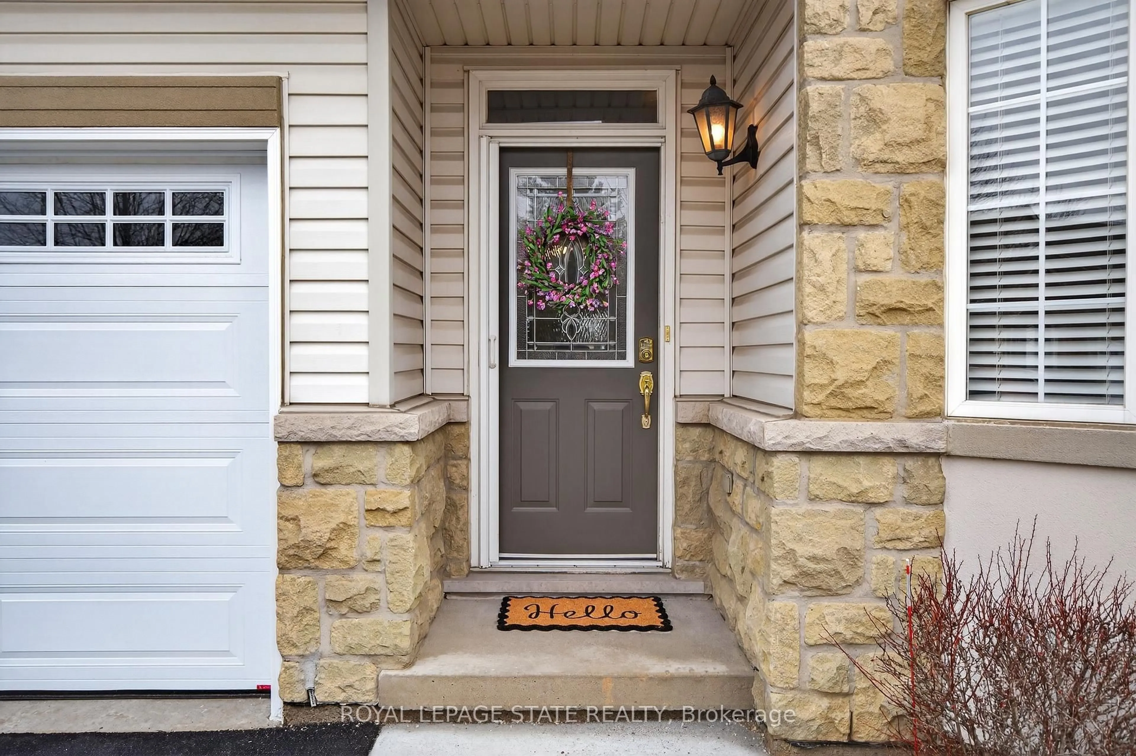 Indoor entryway for 212 Stonehenge Dr #24, Hamilton Ontario L9K 1N5