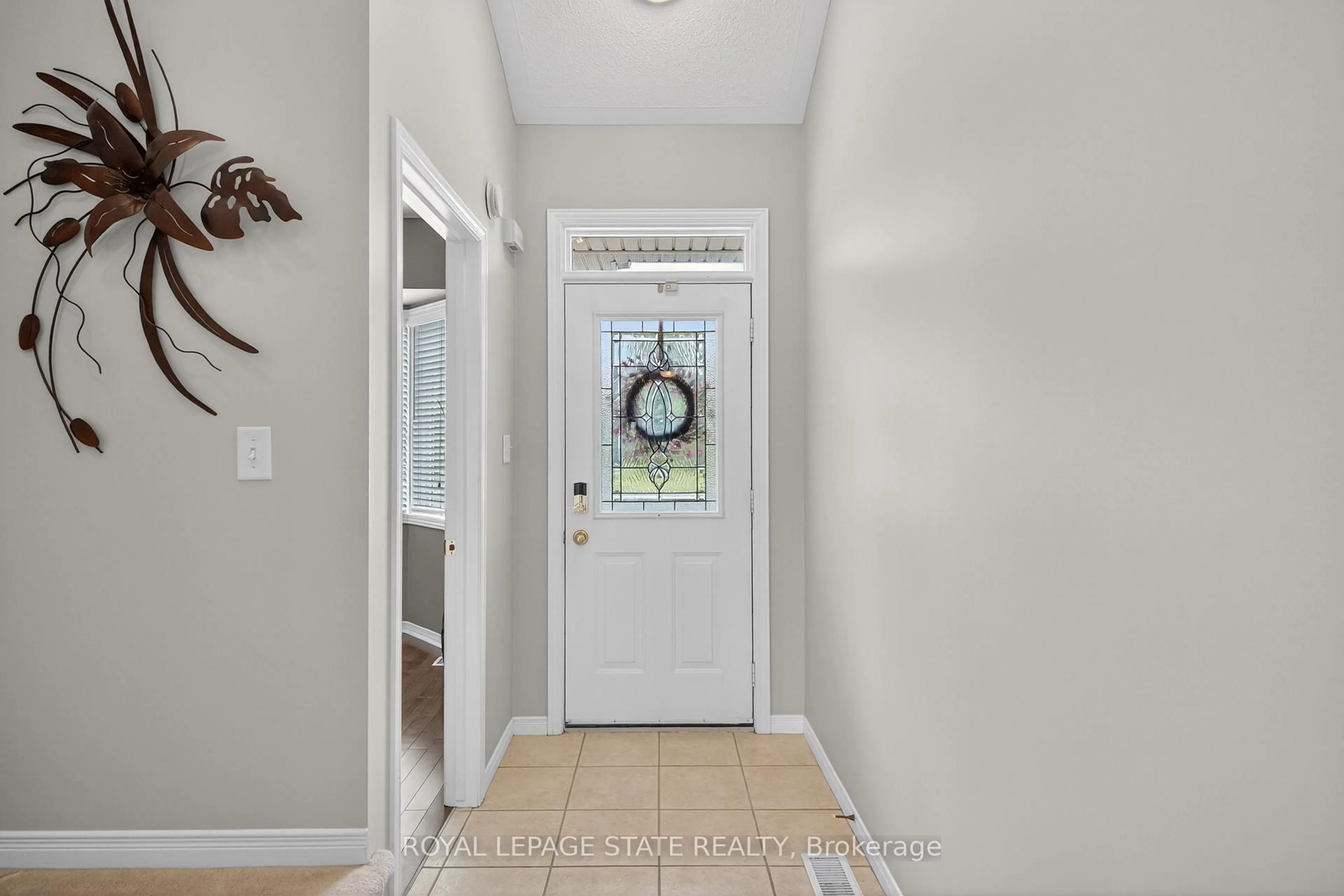 Indoor entryway for 212 Stonehenge Dr #24, Hamilton Ontario L9K 1N5