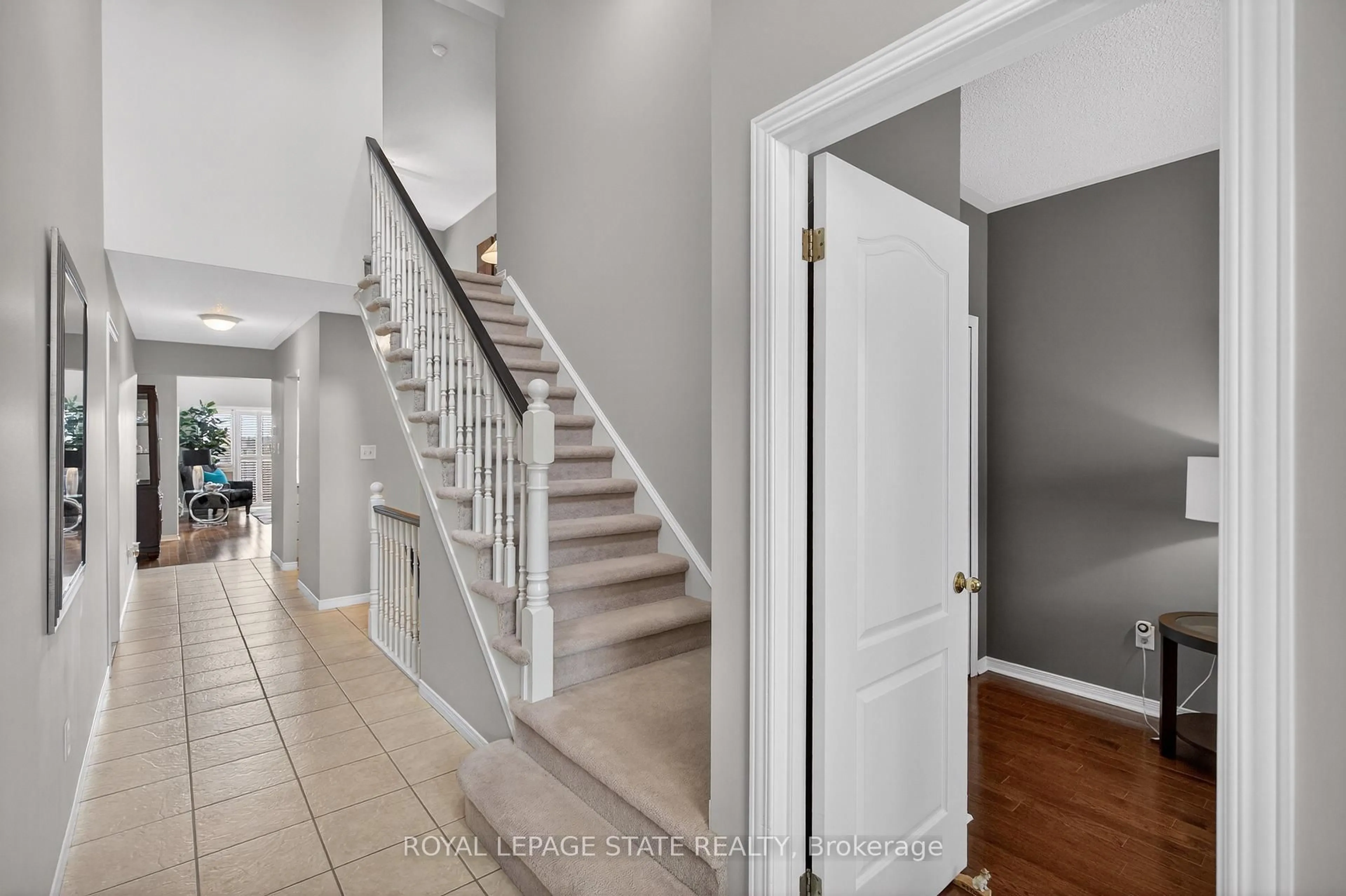 Indoor entryway for 212 Stonehenge Dr #24, Hamilton Ontario L9K 1N5
