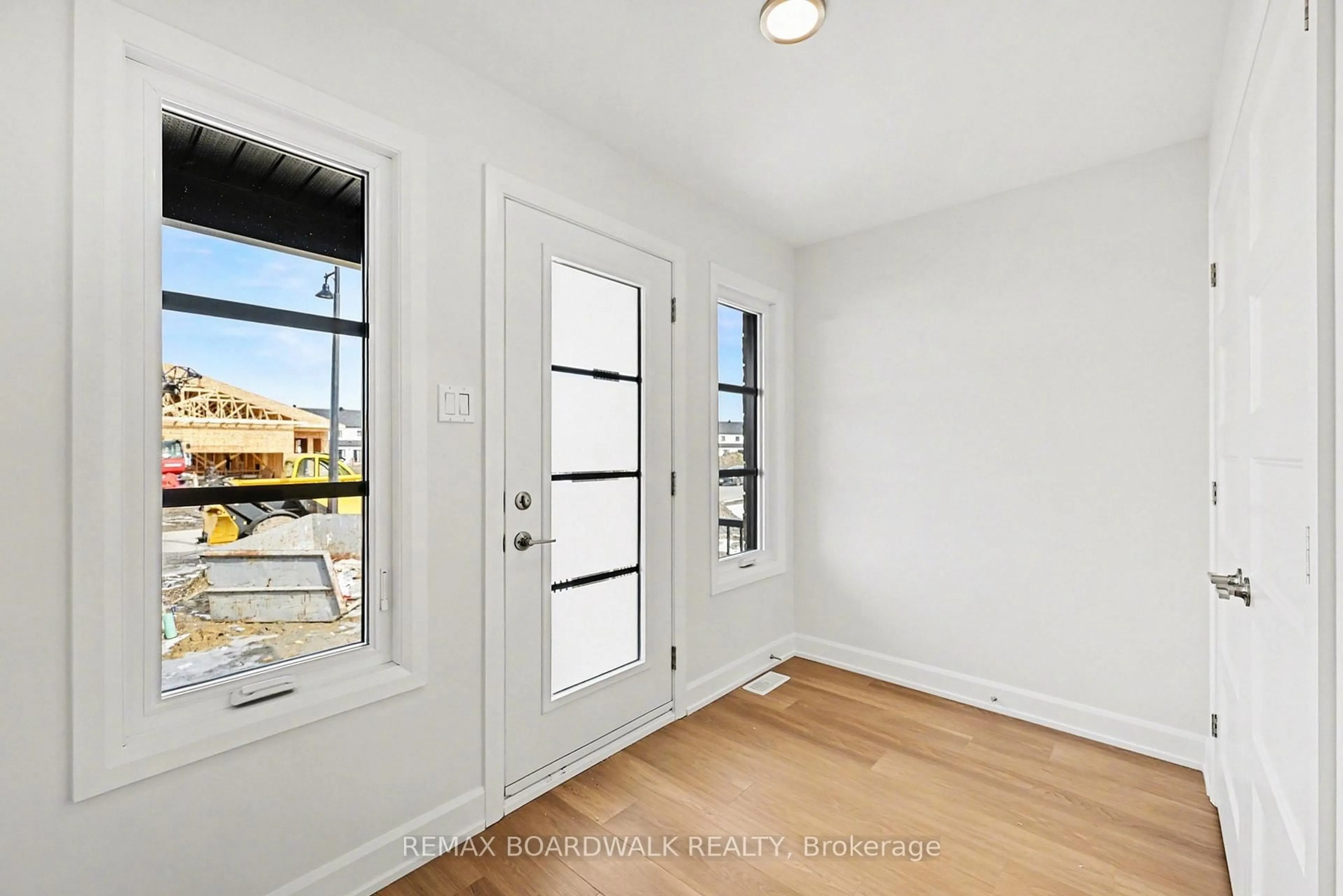 Indoor entryway for 108 Dove House Gdns, Russell Ontario K4R 1E5