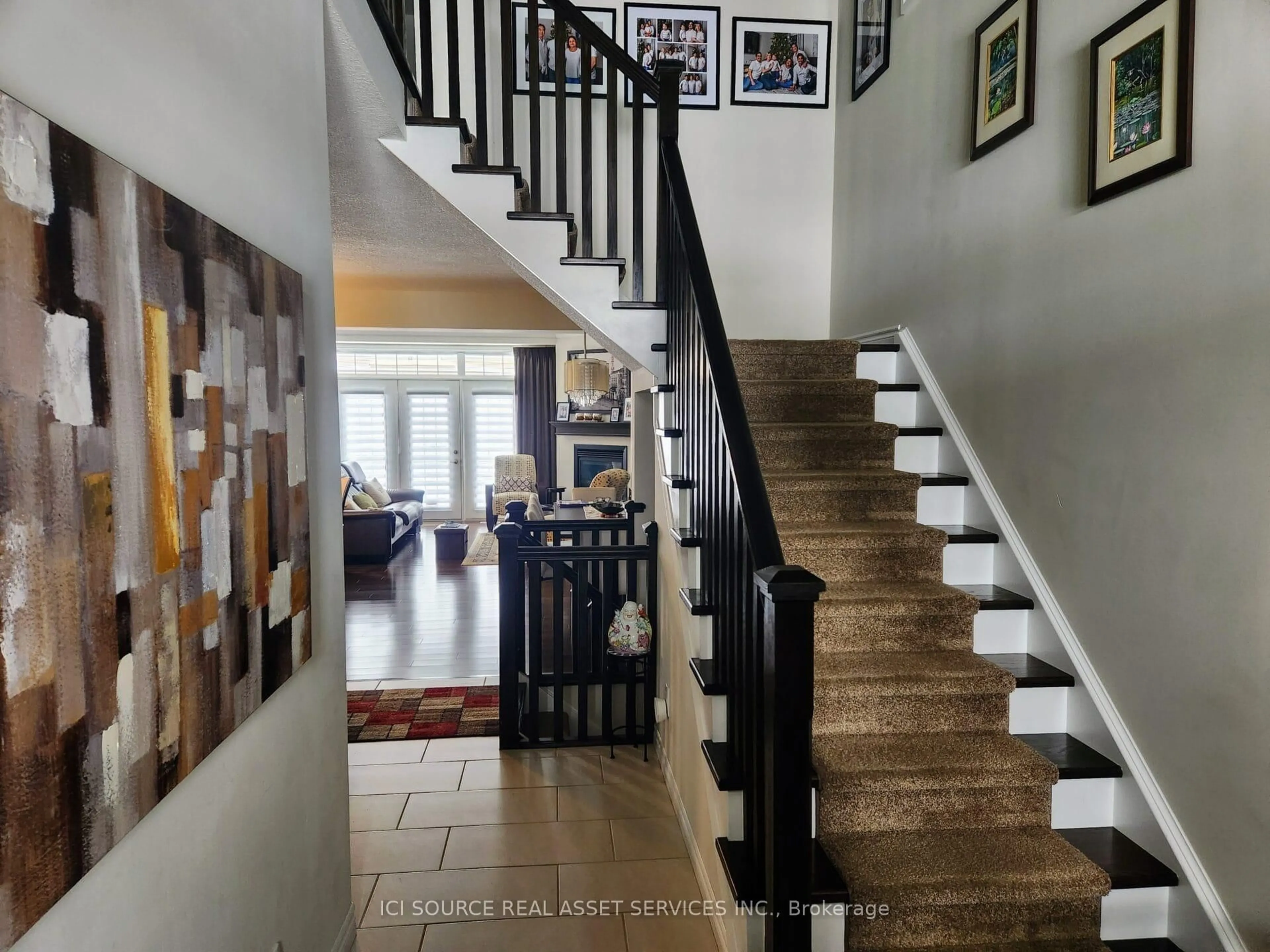 Indoor foyer for 435 Winchester Dr #10, Waterloo Ontario N2T 0B7