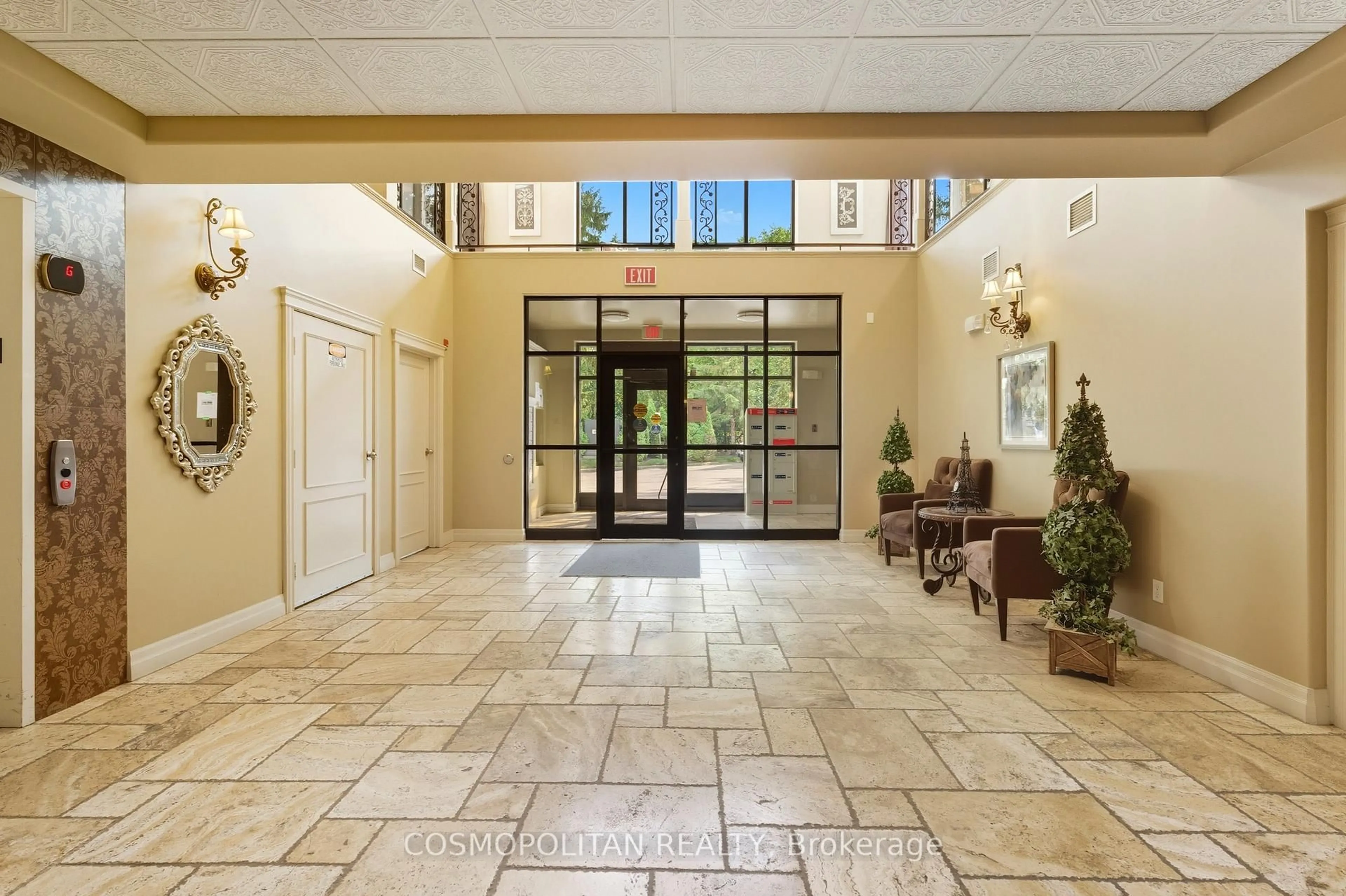 Indoor foyer for 2799 St. Paul Ave #204, Niagara Falls Ontario L2J 2L3