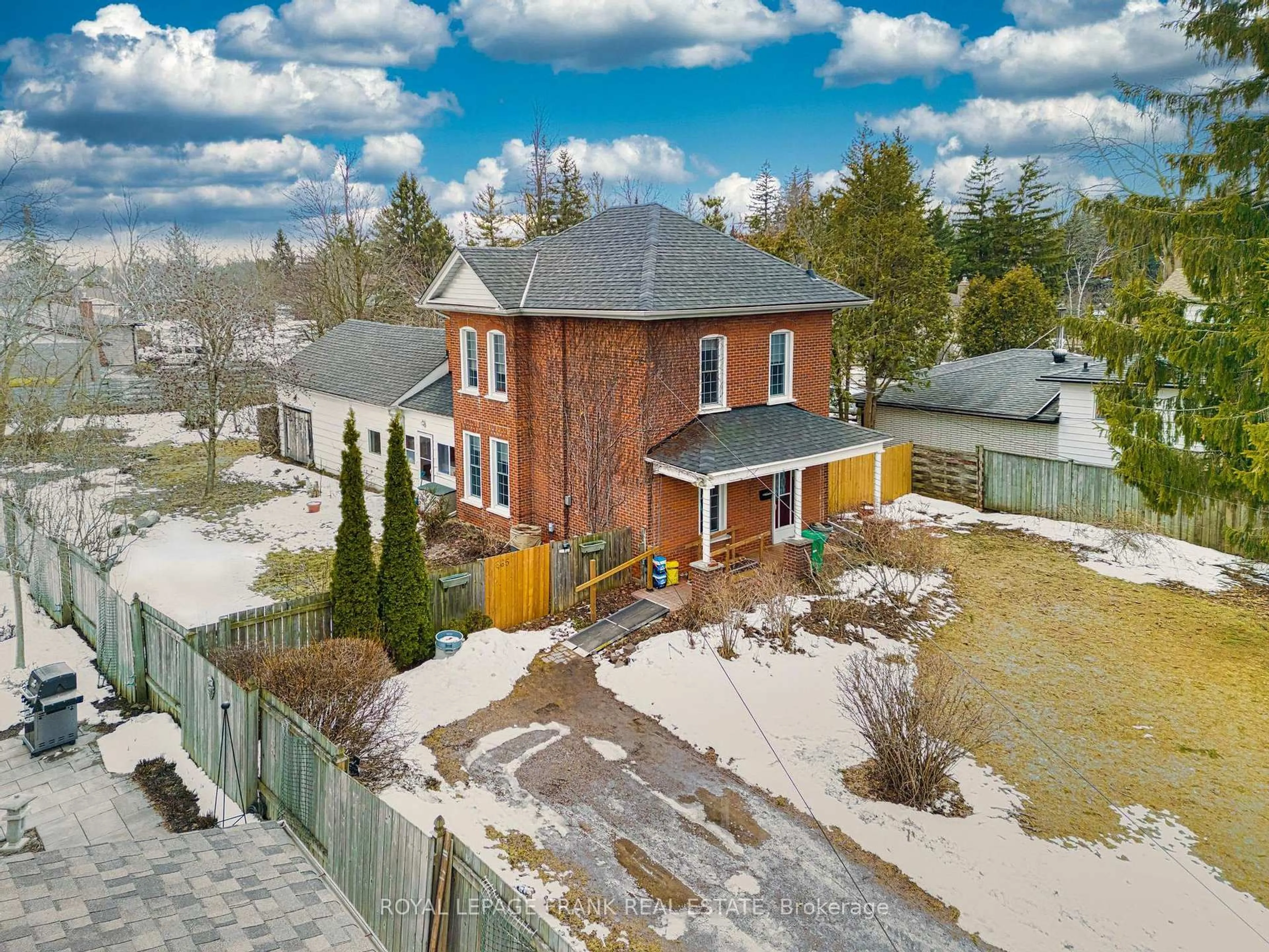 A pic from outside/outdoor area/front of a property/back of a property/a pic from drone, street for 865 Parkhill Rd, Peterborough Ontario K9J 6P2