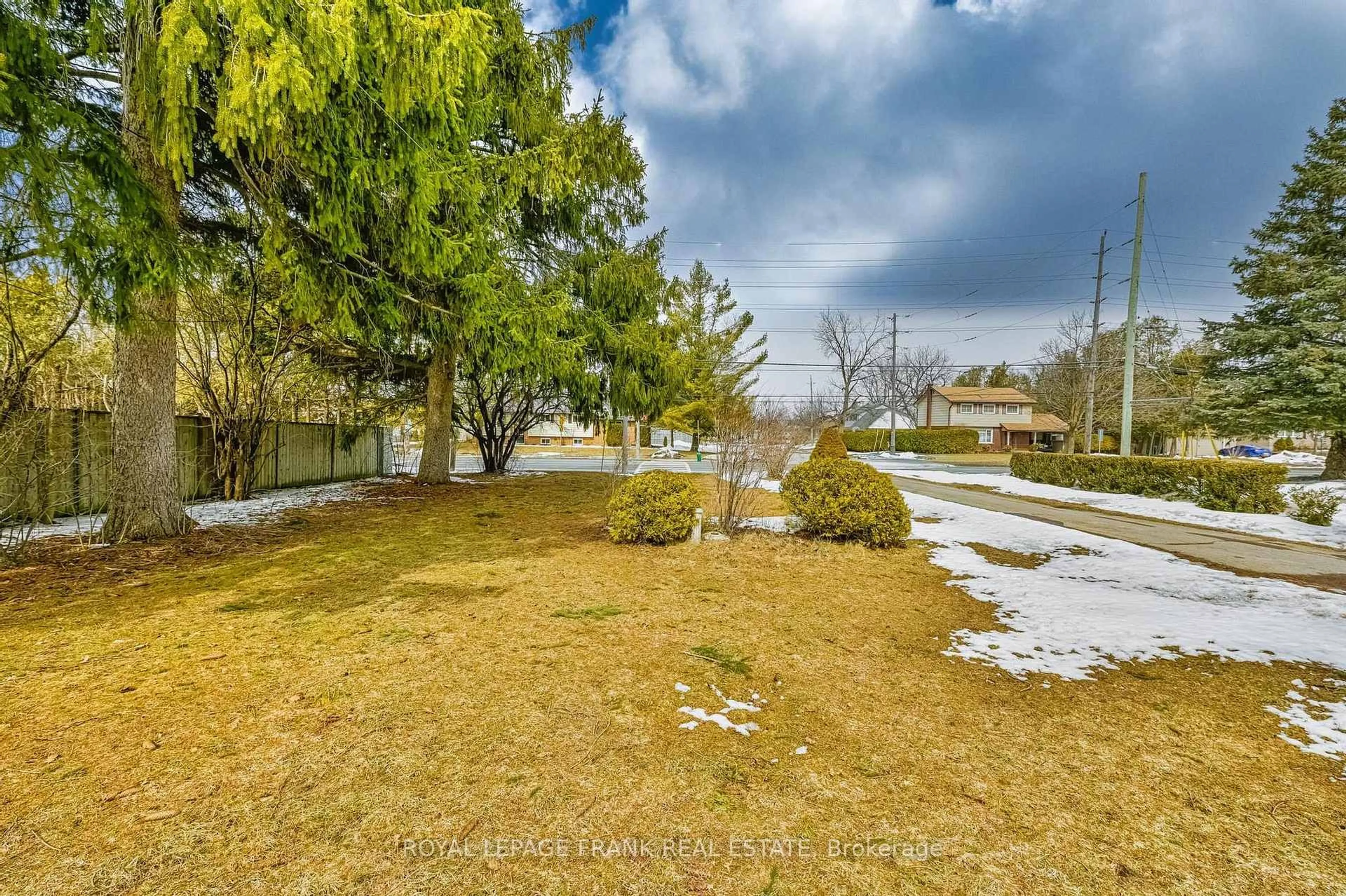 A pic from outside/outdoor area/front of a property/back of a property/a pic from drone, water/lake/river/ocean view for 865 Parkhill Rd, Peterborough Ontario K9J 6P2