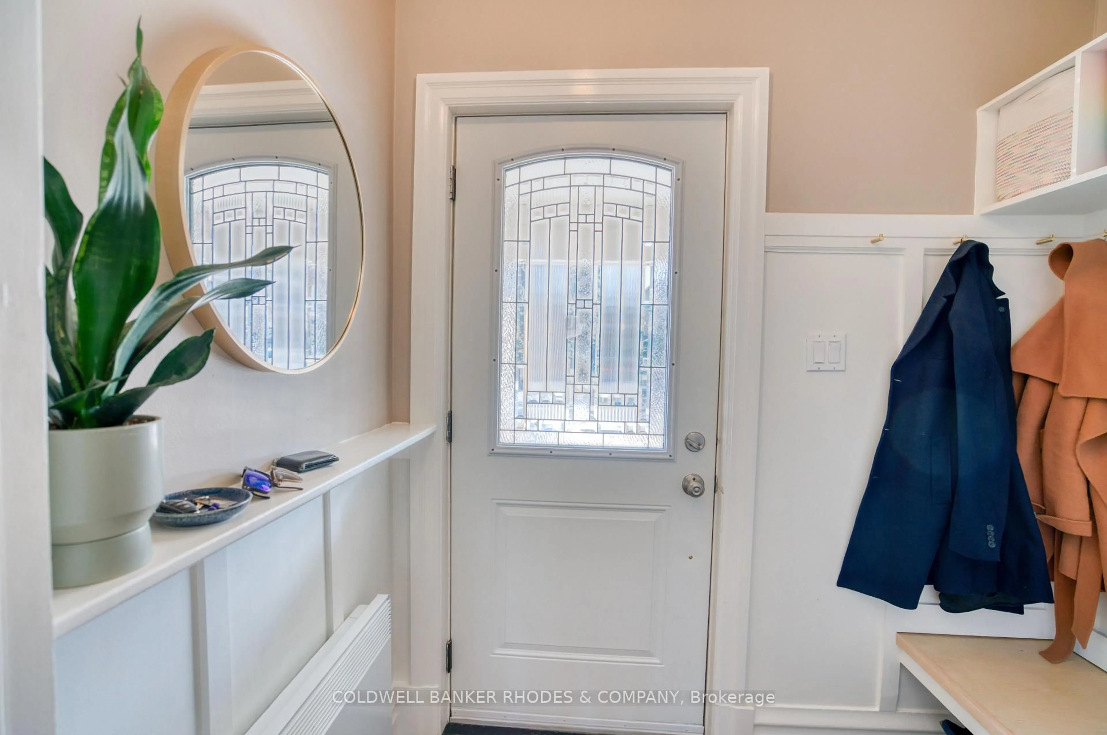 Indoor entryway for 40 Ross Ave, Ottawa Ontario K1Y 0N3