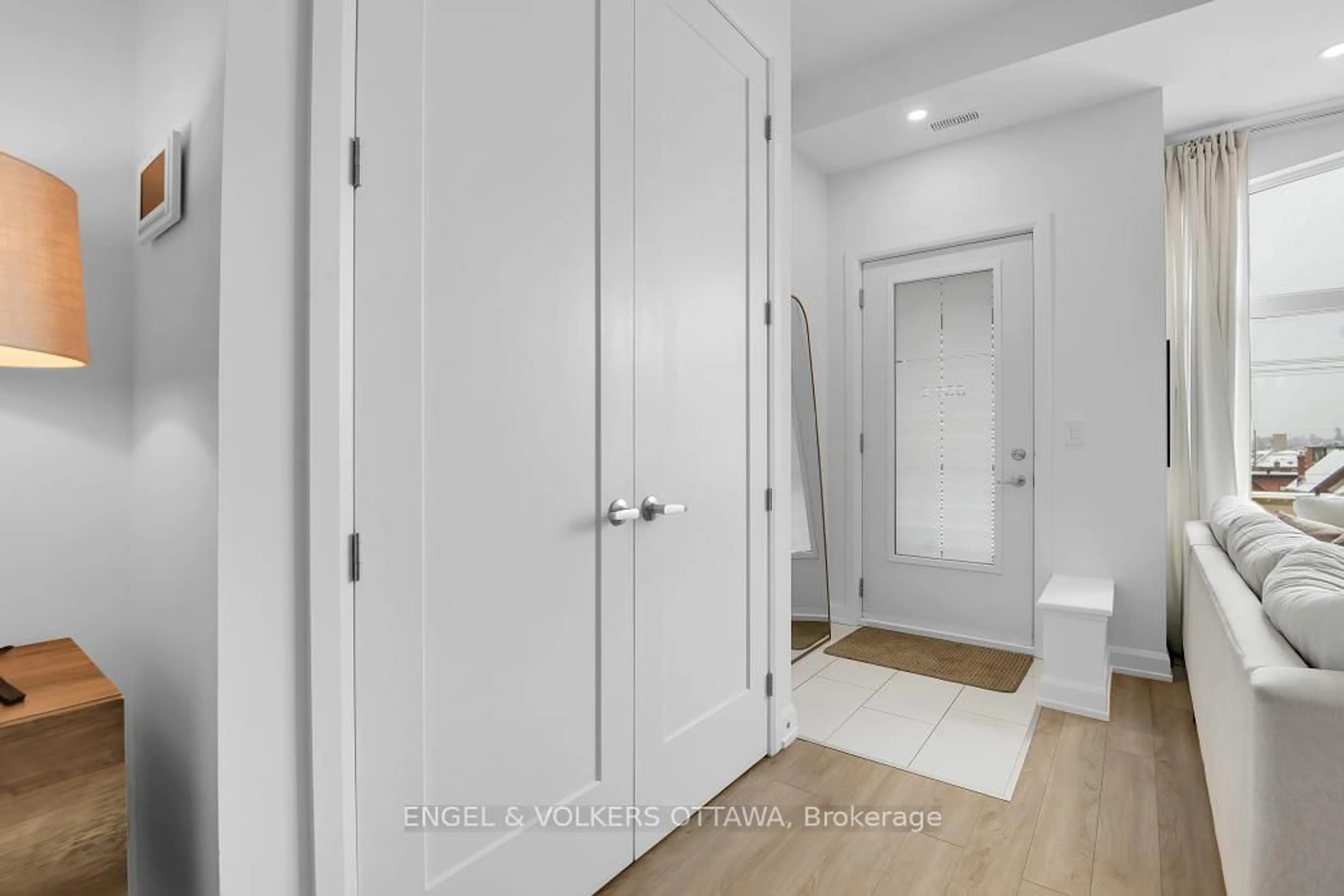 Indoor entryway for 509 Gladstone Ave #6, Ottawa Ontario K1R 5N9