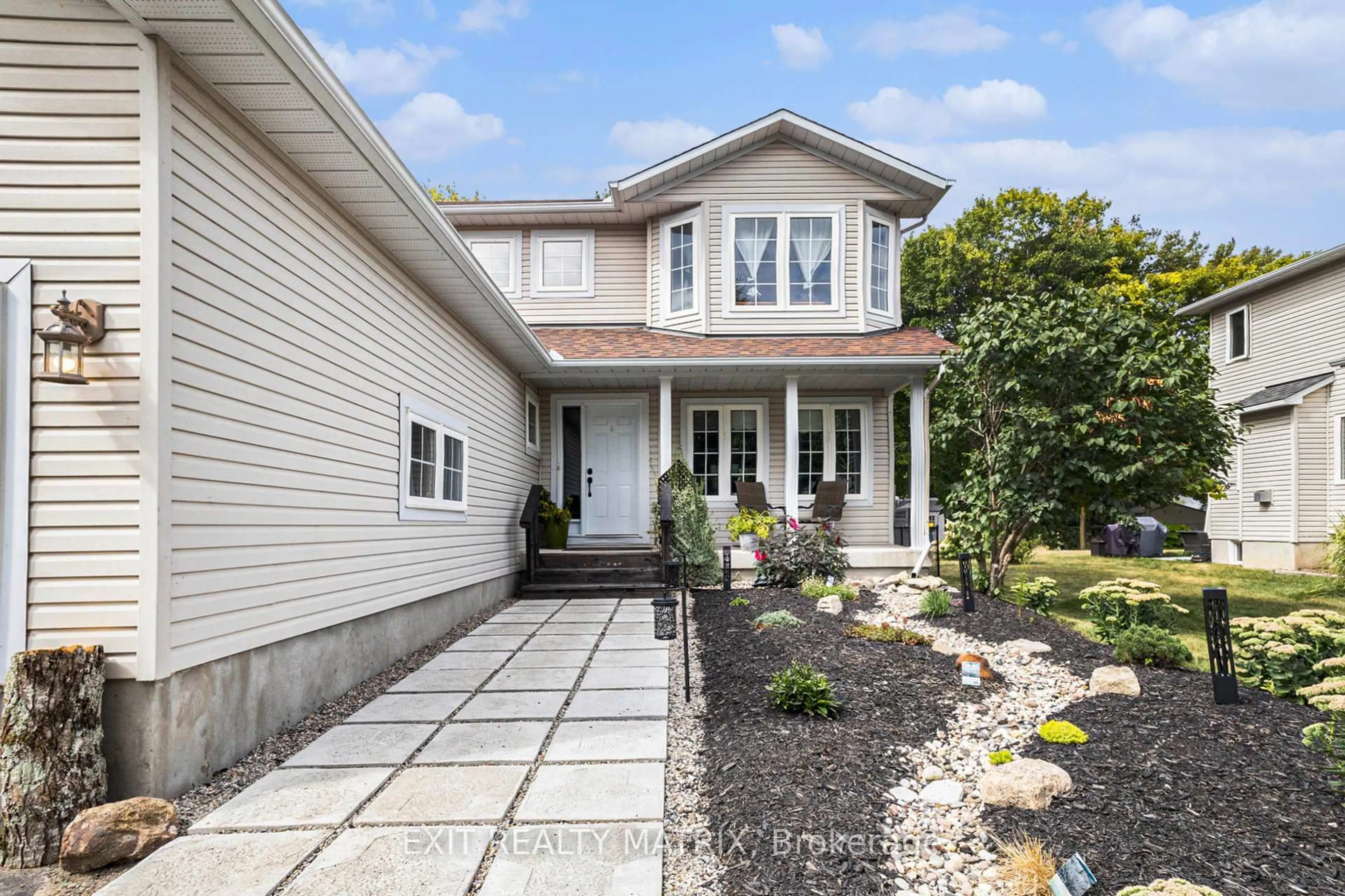 Home with vinyl exterior material, street for 563 Loucks Dr, Russell Ontario K4R 1H1