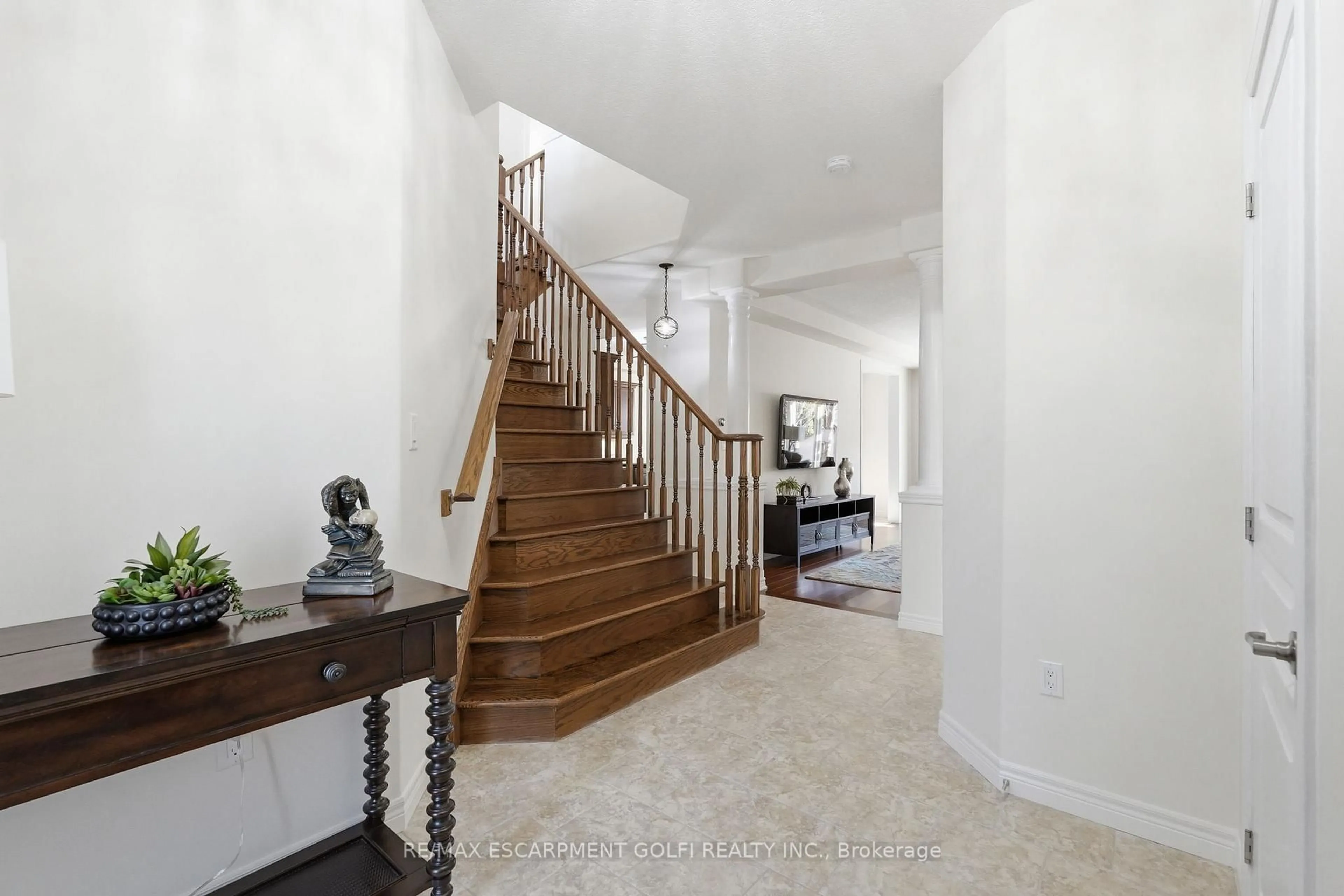 Indoor foyer for 85 Carlson St, Hamilton Ontario L8J 3T7
