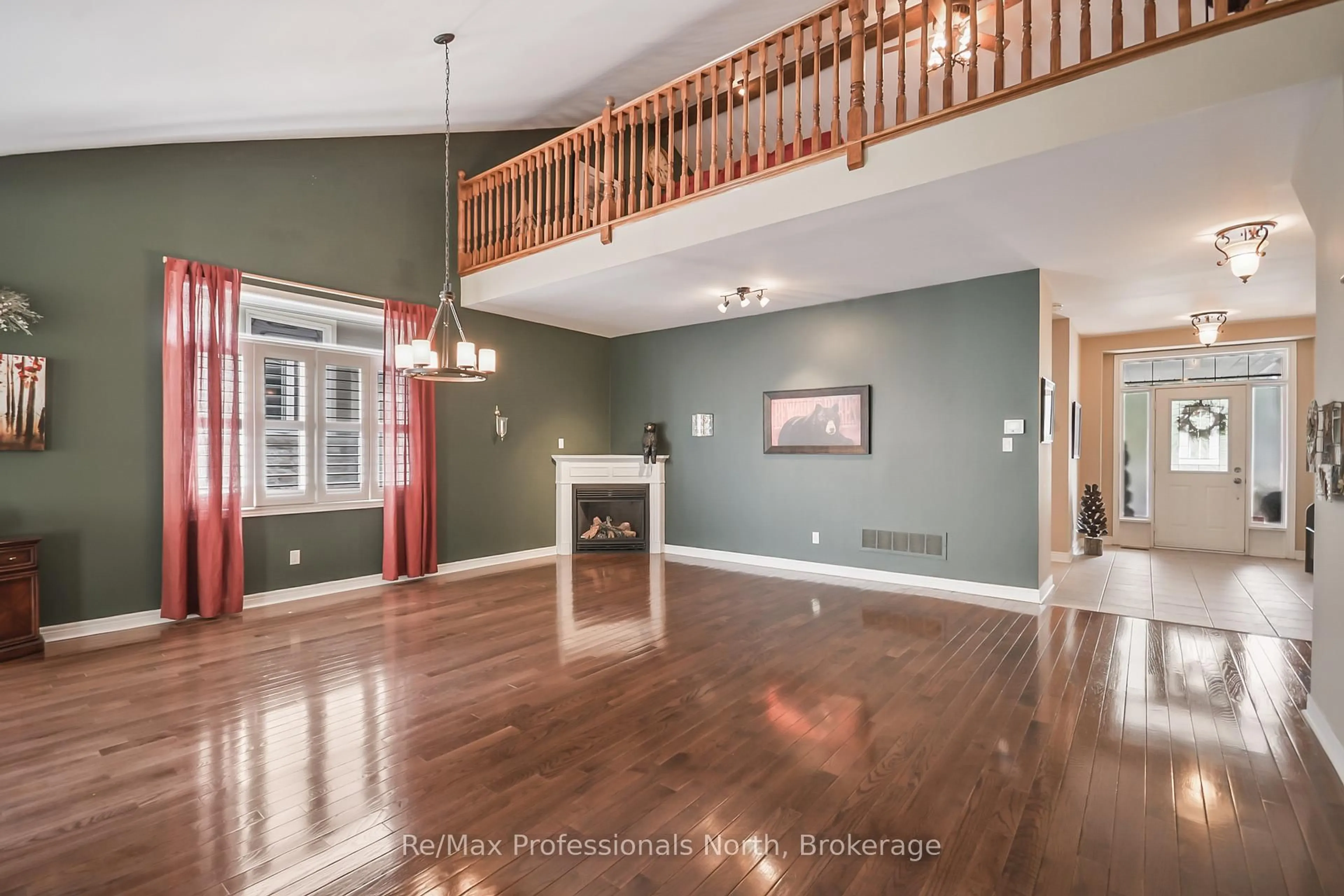 Indoor entryway for 15 MUSKOKA BAY Blvd, Gravenhurst Ontario P1P 0A1