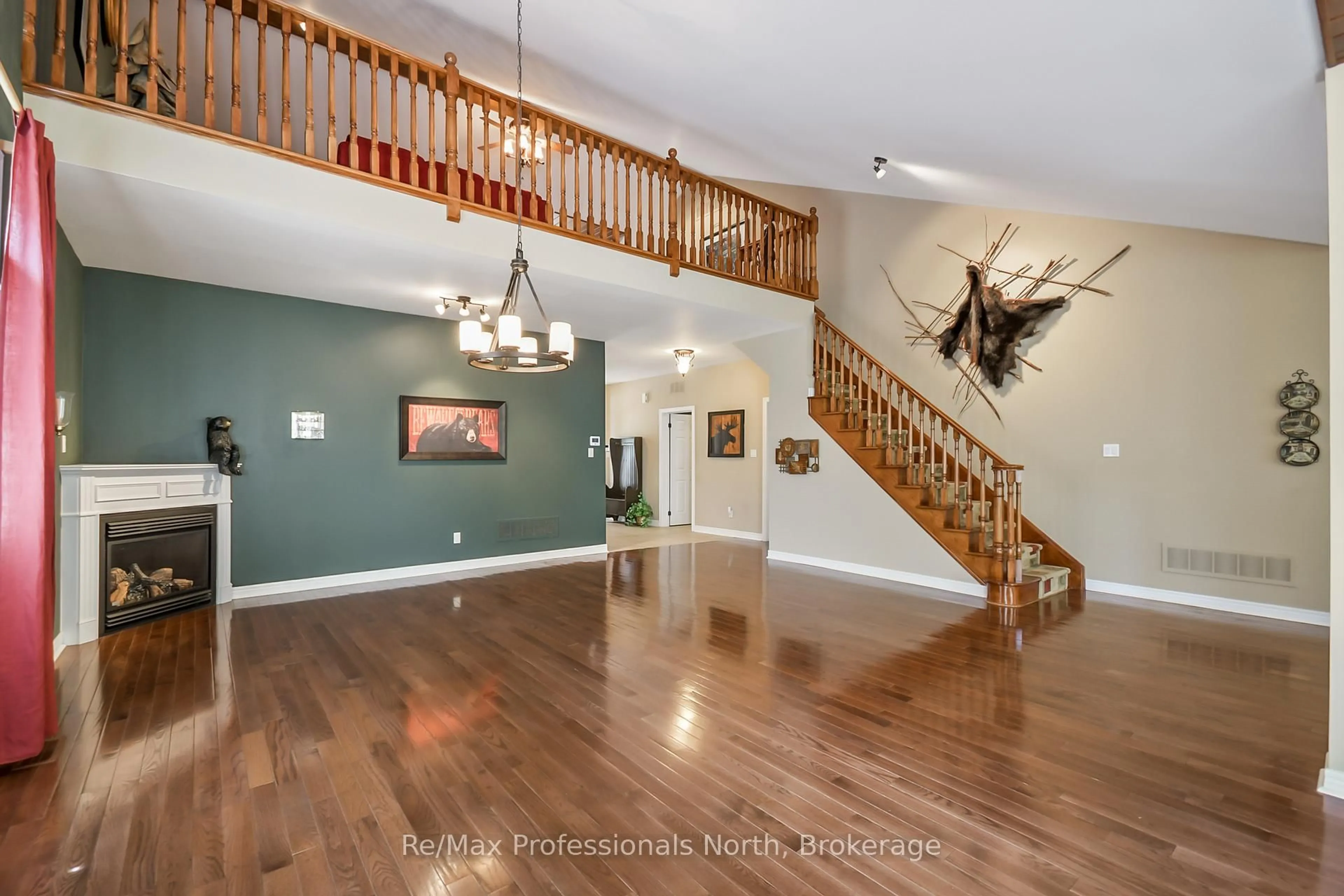 Indoor foyer for 15 MUSKOKA BAY Blvd, Gravenhurst Ontario P1P 0A1
