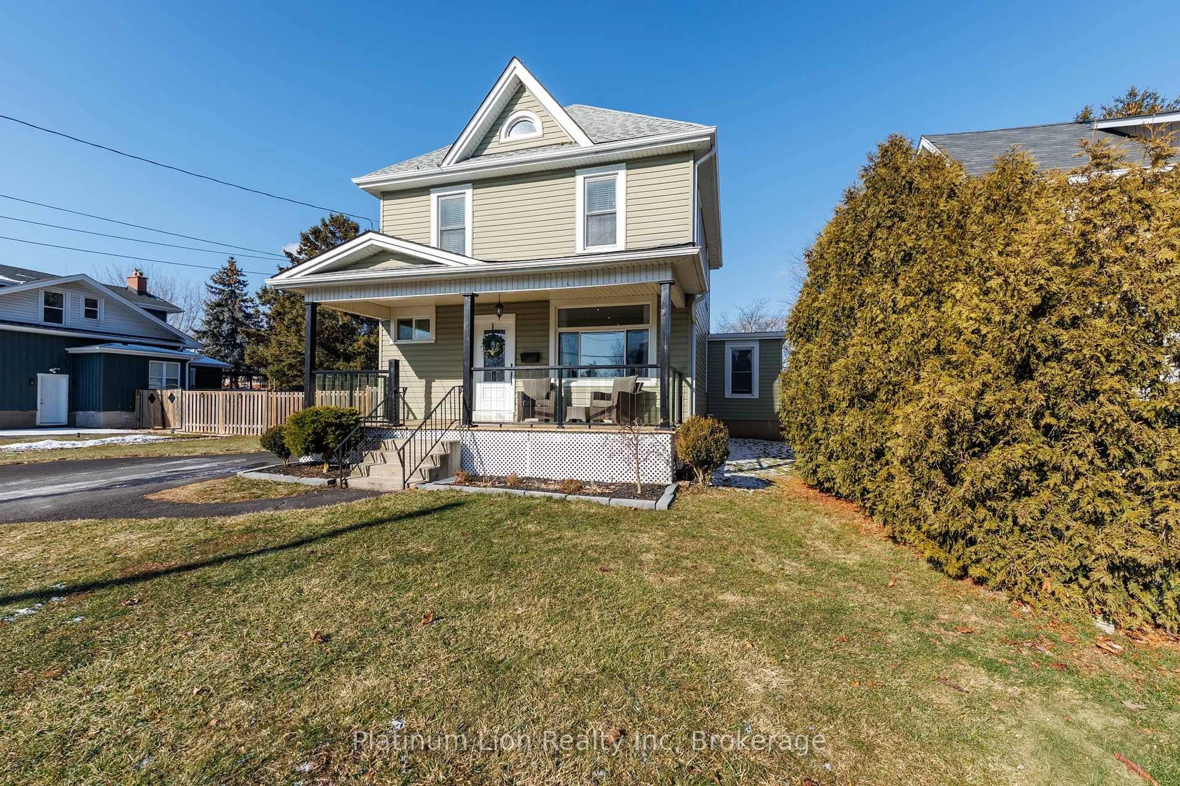 A pic from outside/outdoor area/front of a property/back of a property/a pic from drone, street for 11 Fairview Rd, Grimsby Ontario L3M 3L1