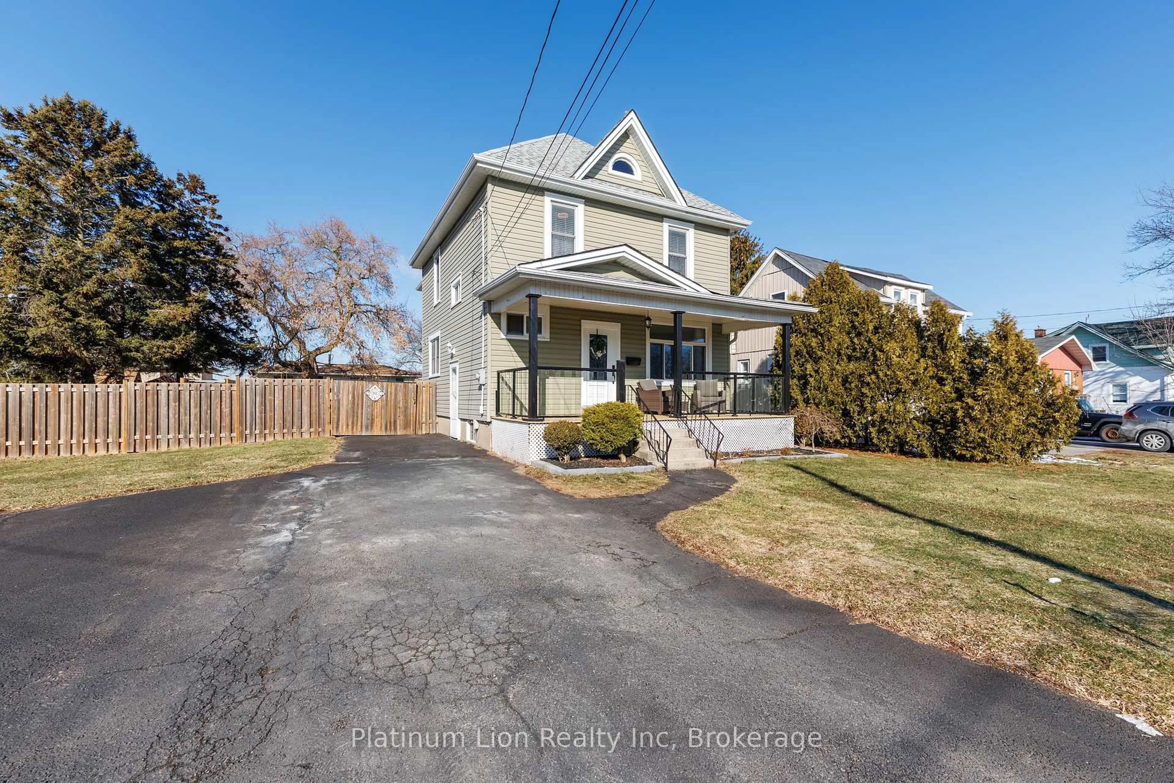 A pic from outside/outdoor area/front of a property/back of a property/a pic from drone, street for 11 Fairview Rd, Grimsby Ontario L3M 3L1
