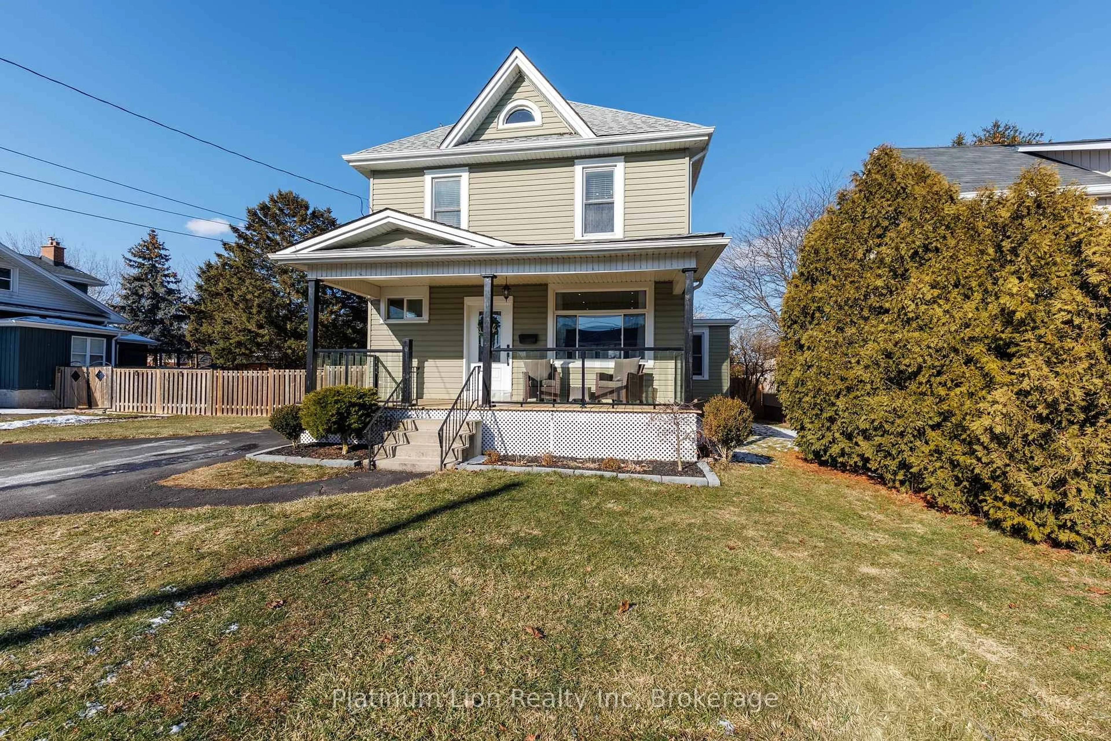 Home with vinyl exterior material, street for 11 Fairview Rd, Grimsby Ontario L3M 3L1