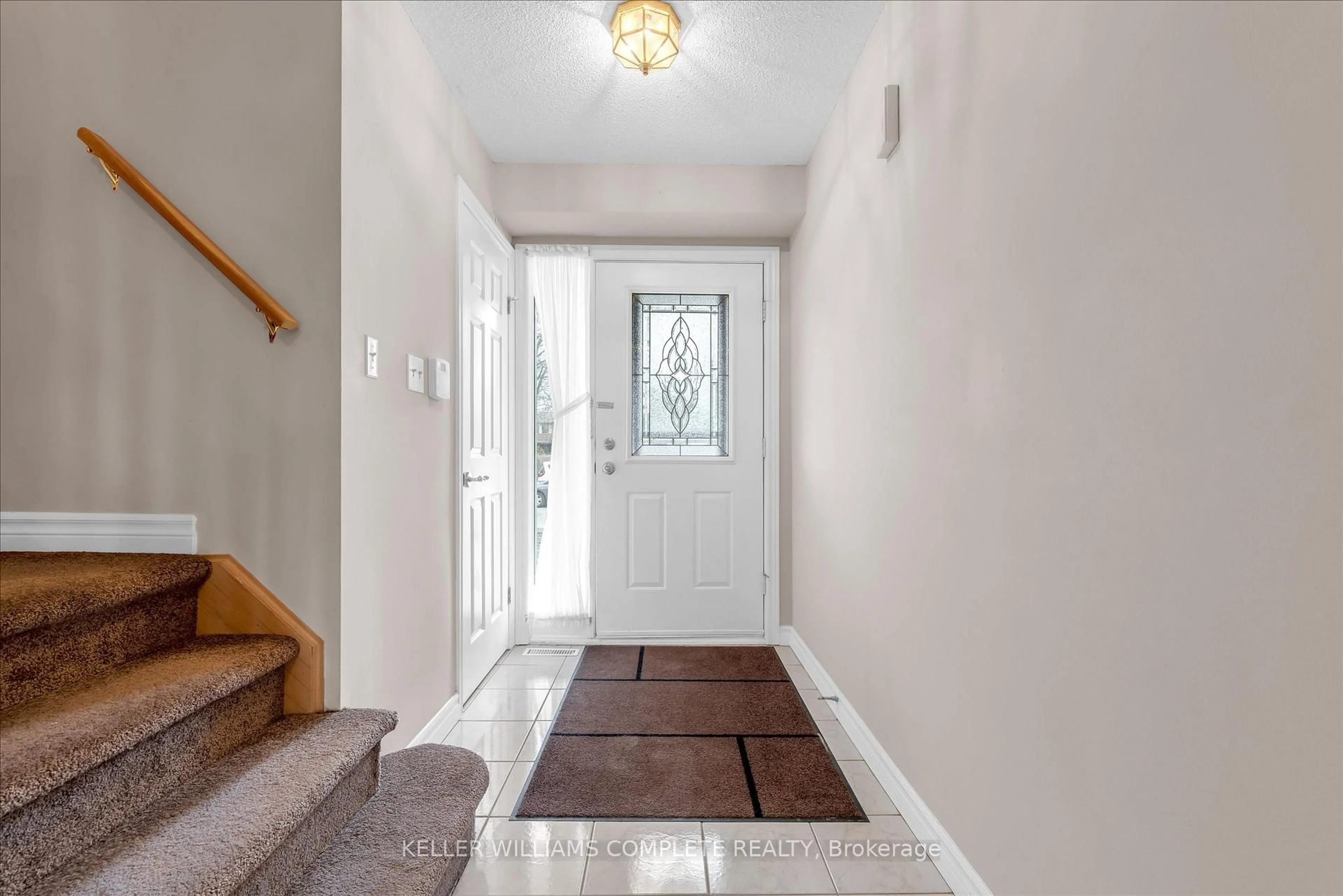 Indoor entryway for 230 Meadowbrook Dr #1, Hamilton Ontario L9G 4V2