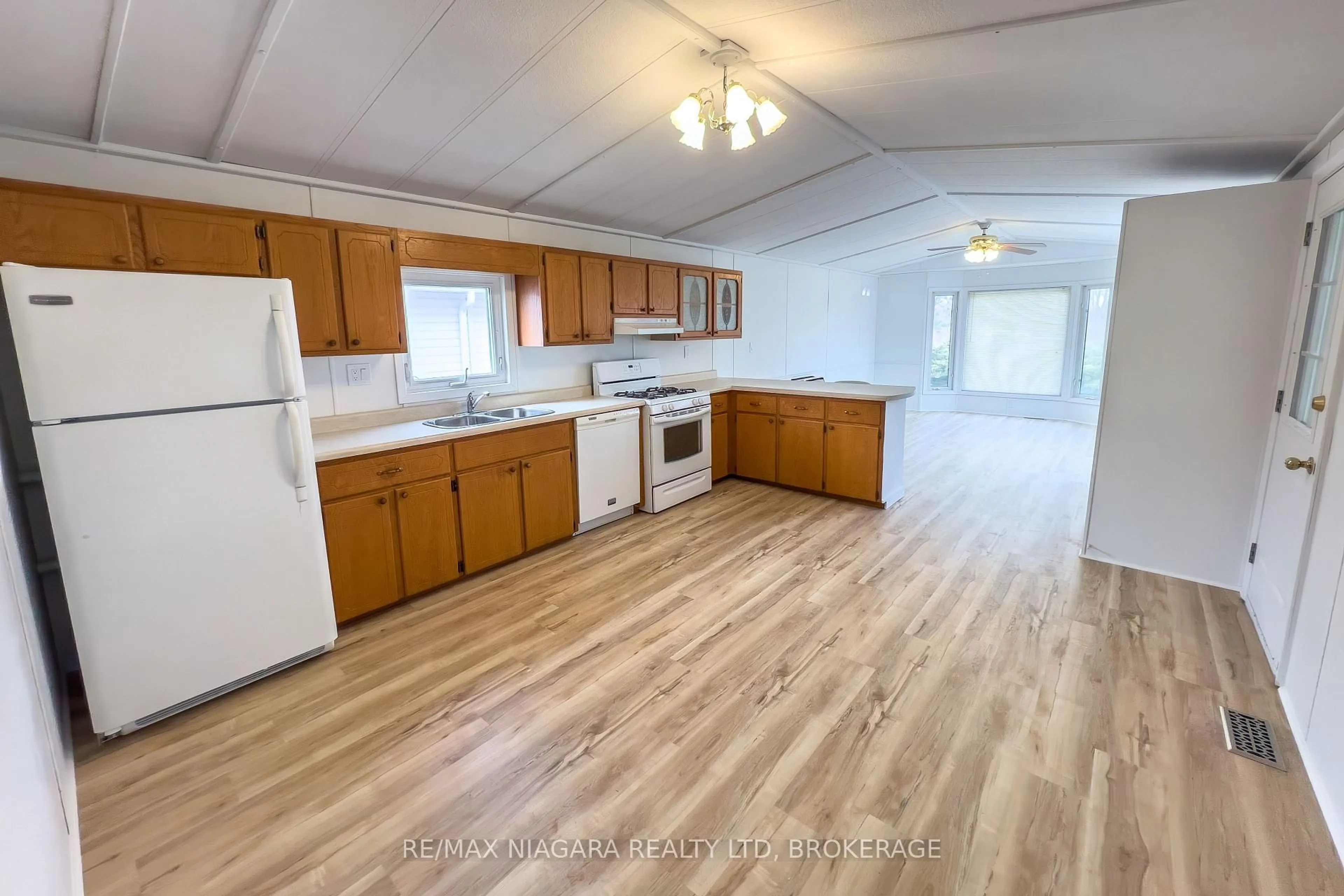 Standard kitchen, unknown for 3033 TOWNLINE Rd #74, Fort Erie Ontario L0S 1S0