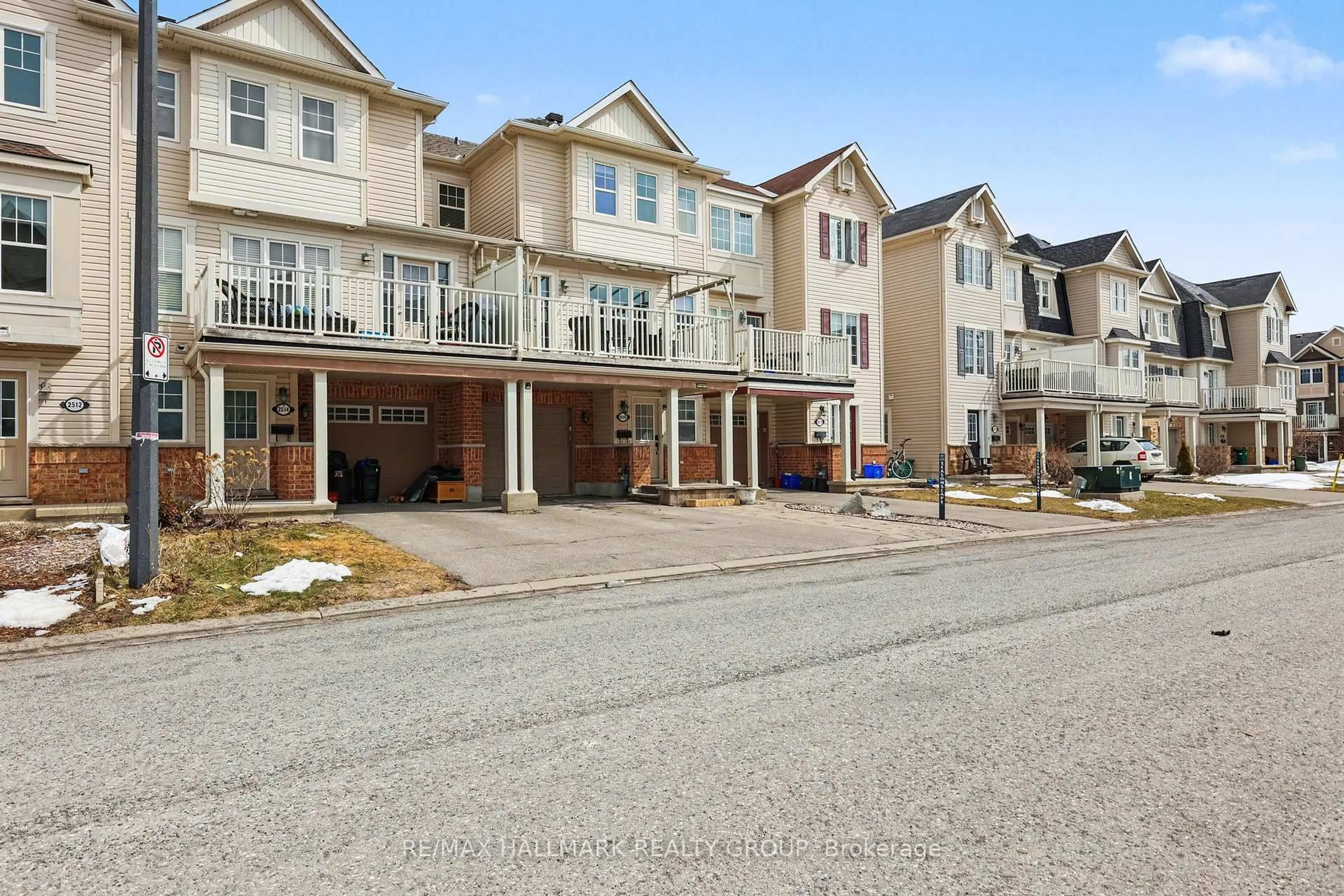 Patio, street for 2516 Nutgrove Ave, Ottawa Ontario K2J 0X3