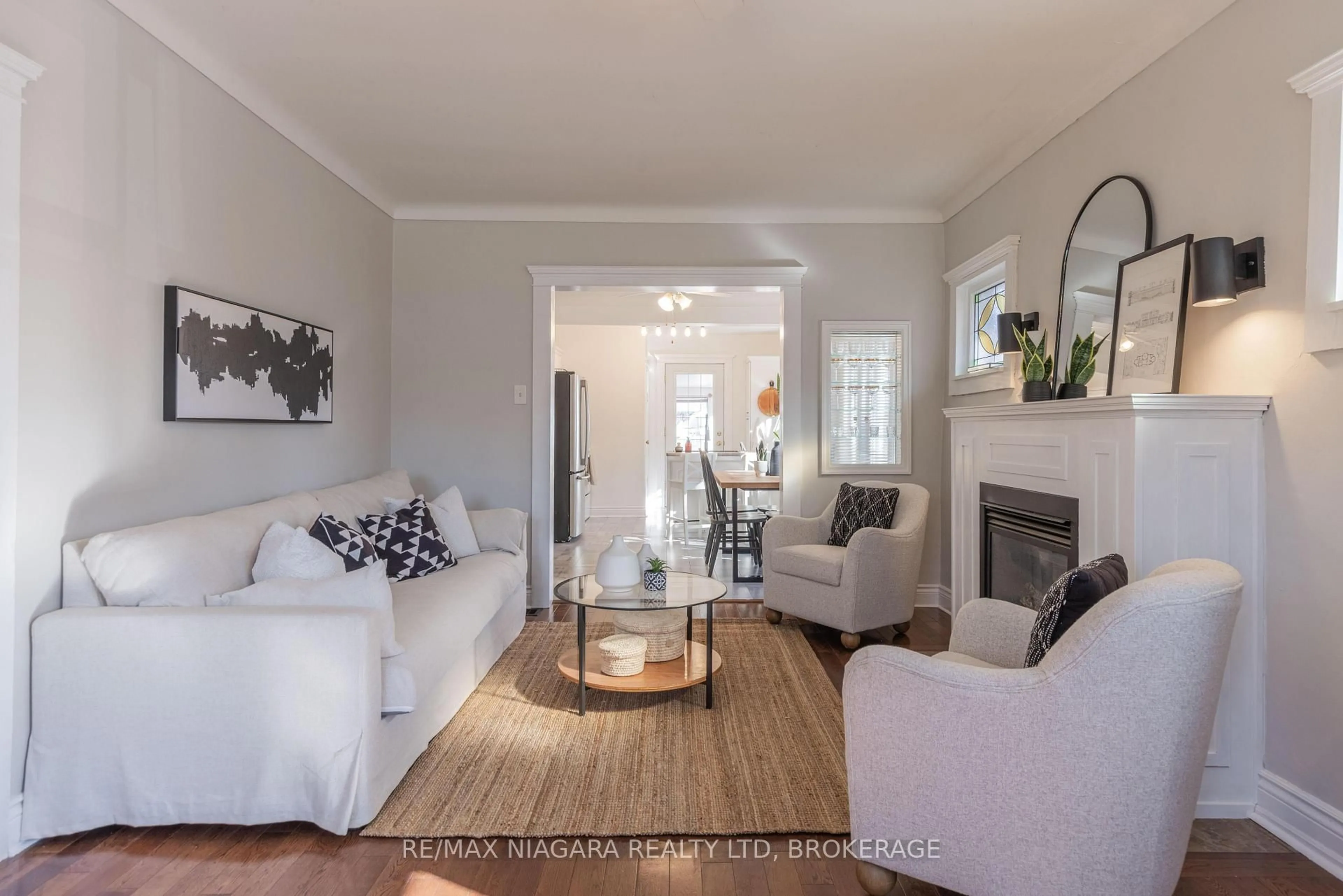 Living room with furniture, wood/laminate floor for 19 Linden St, St. Catharines Ontario L2R 1H4