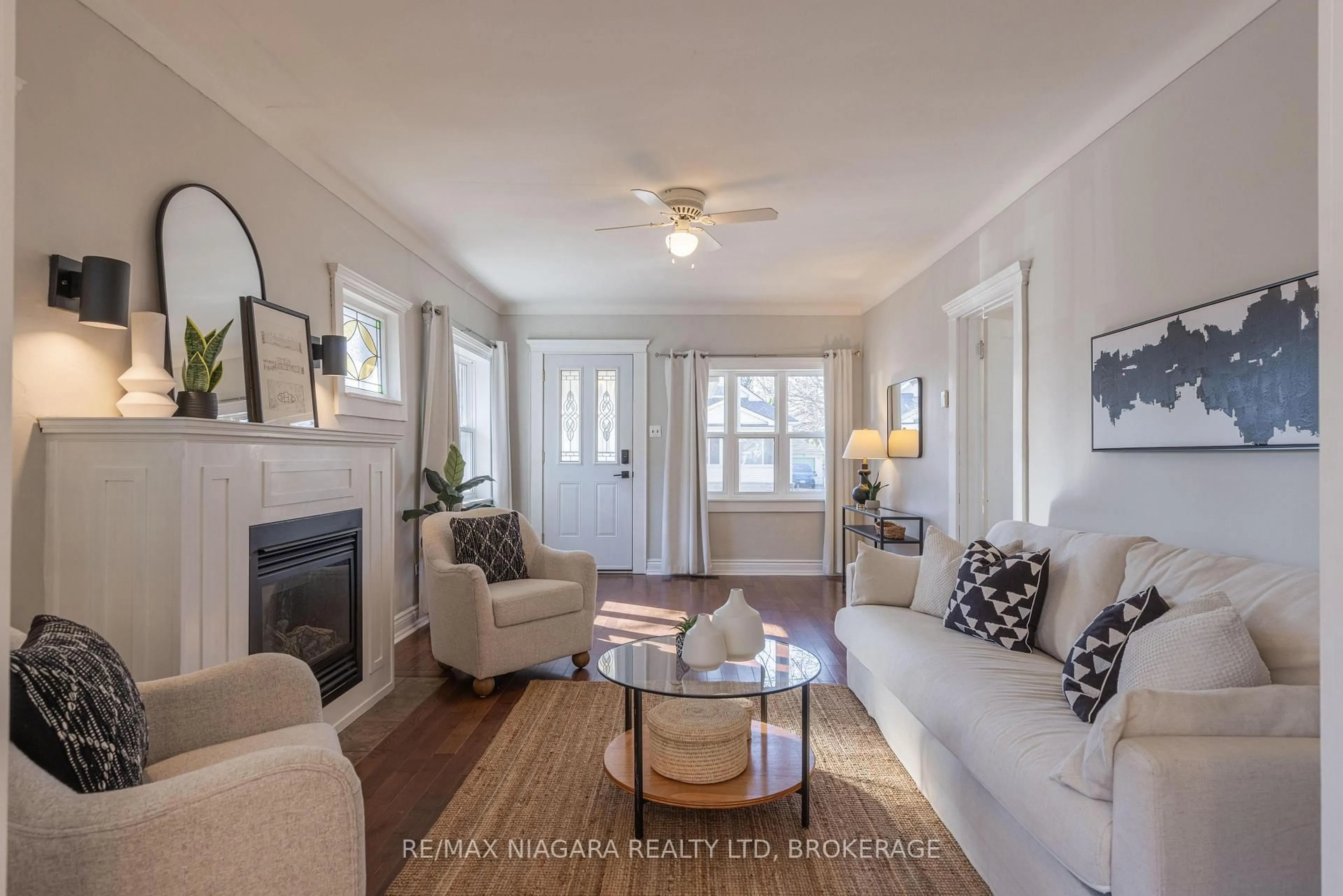 Living room with furniture, wood/laminate floor for 19 Linden St, St. Catharines Ontario L2R 1H4