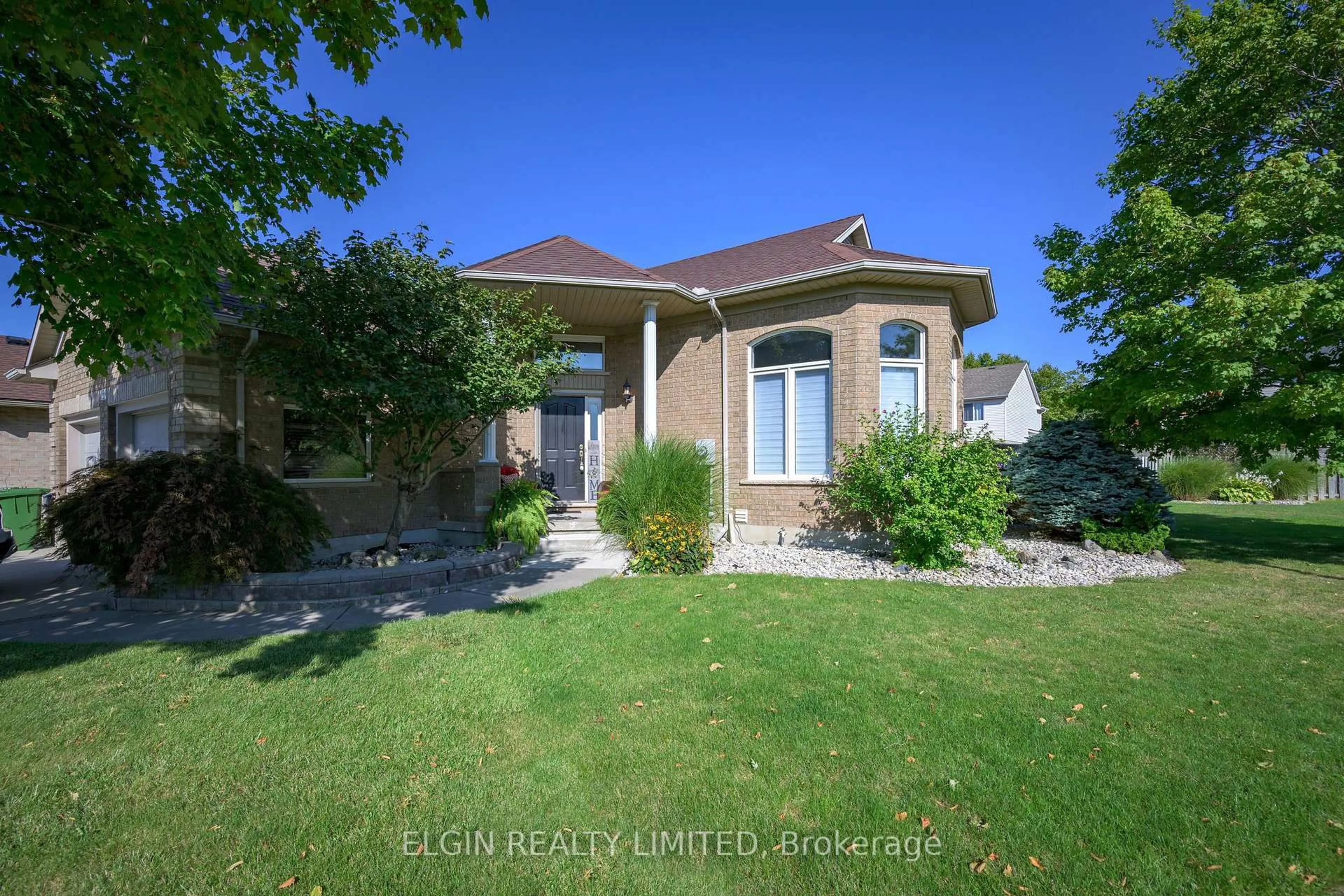 A pic from outside/outdoor area/front of a property/back of a property/a pic from drone, unknown for 2 Galbraith Crt, St. Thomas Ontario N5R 6G8