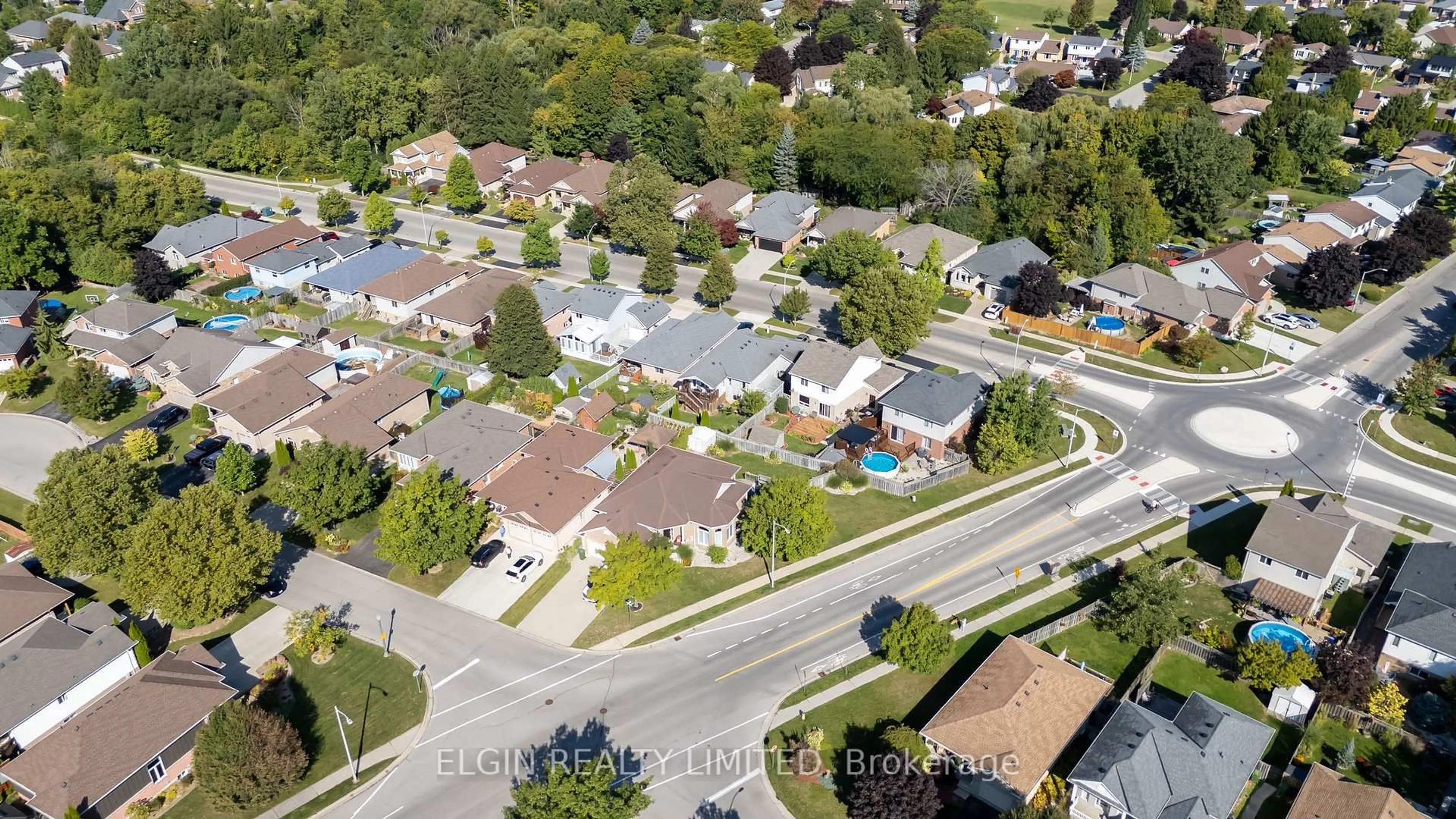 A pic from outside/outdoor area/front of a property/back of a property/a pic from drone, street for 2 Galbraith Crt, St. Thomas Ontario N5R 6G8