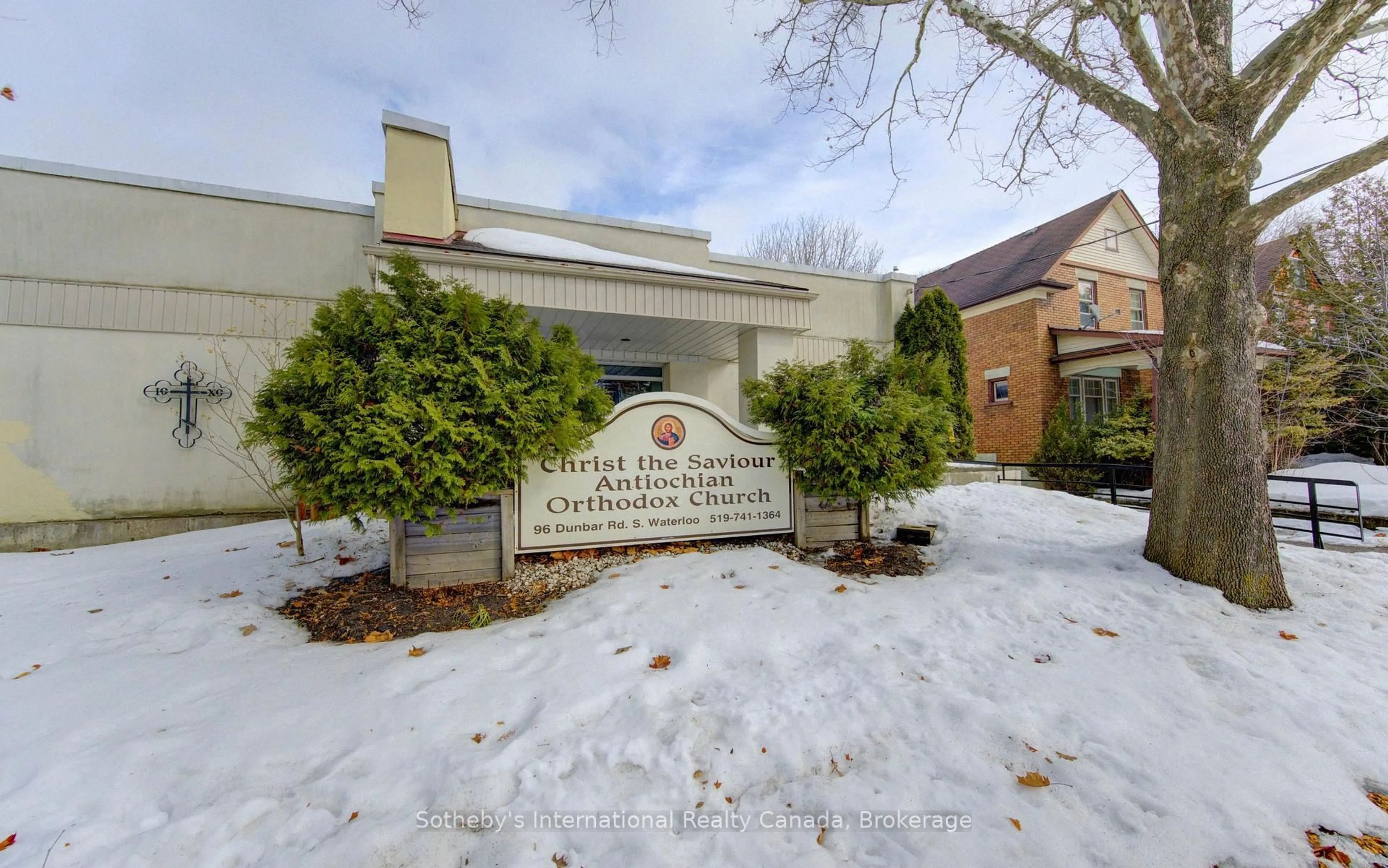 Indoor foyer for 96 Dunbar Rd, Waterloo Ontario N2L 2E5