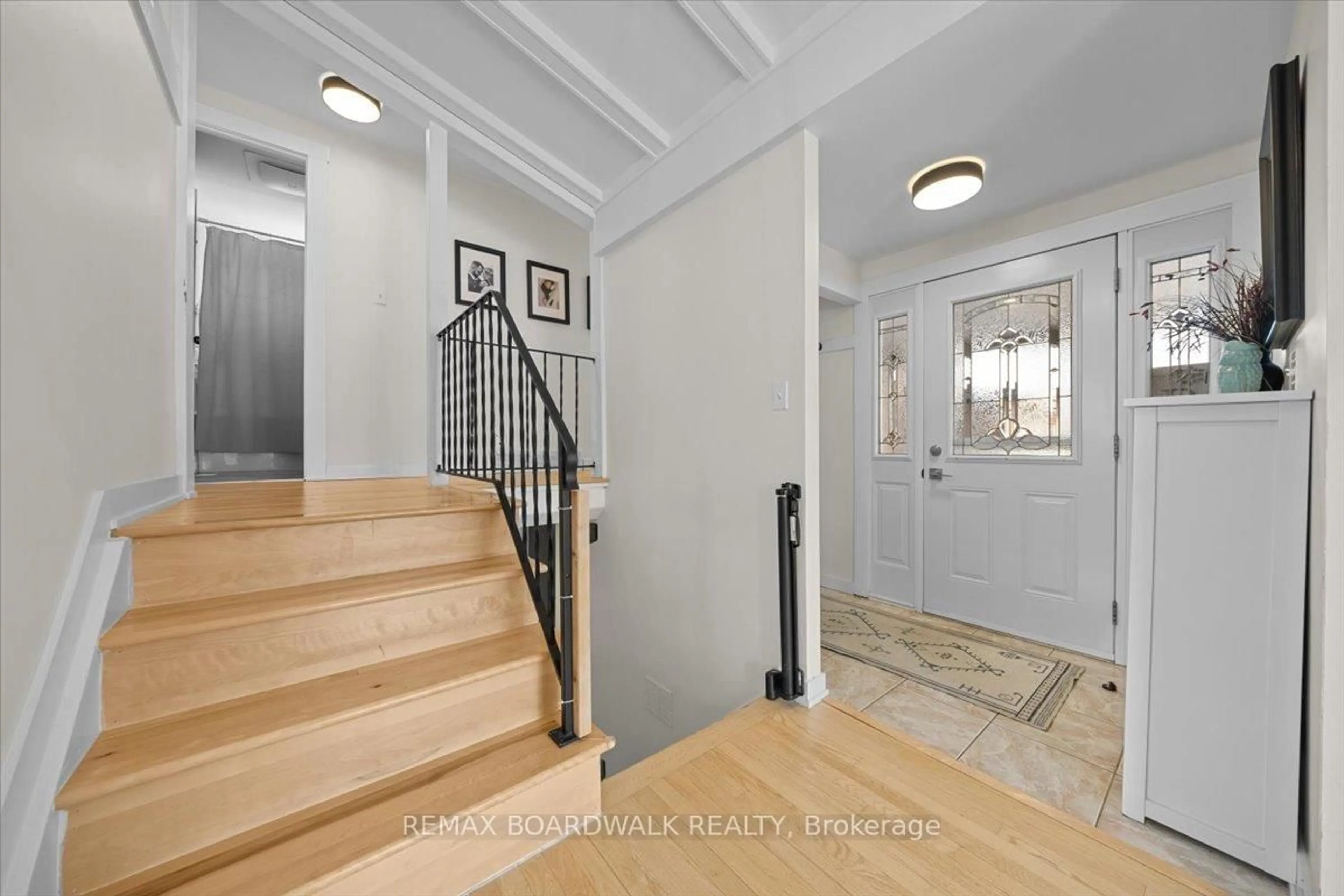 Indoor entryway for 373 Hatfield Cres, Ottawa Ontario K1E 1M6