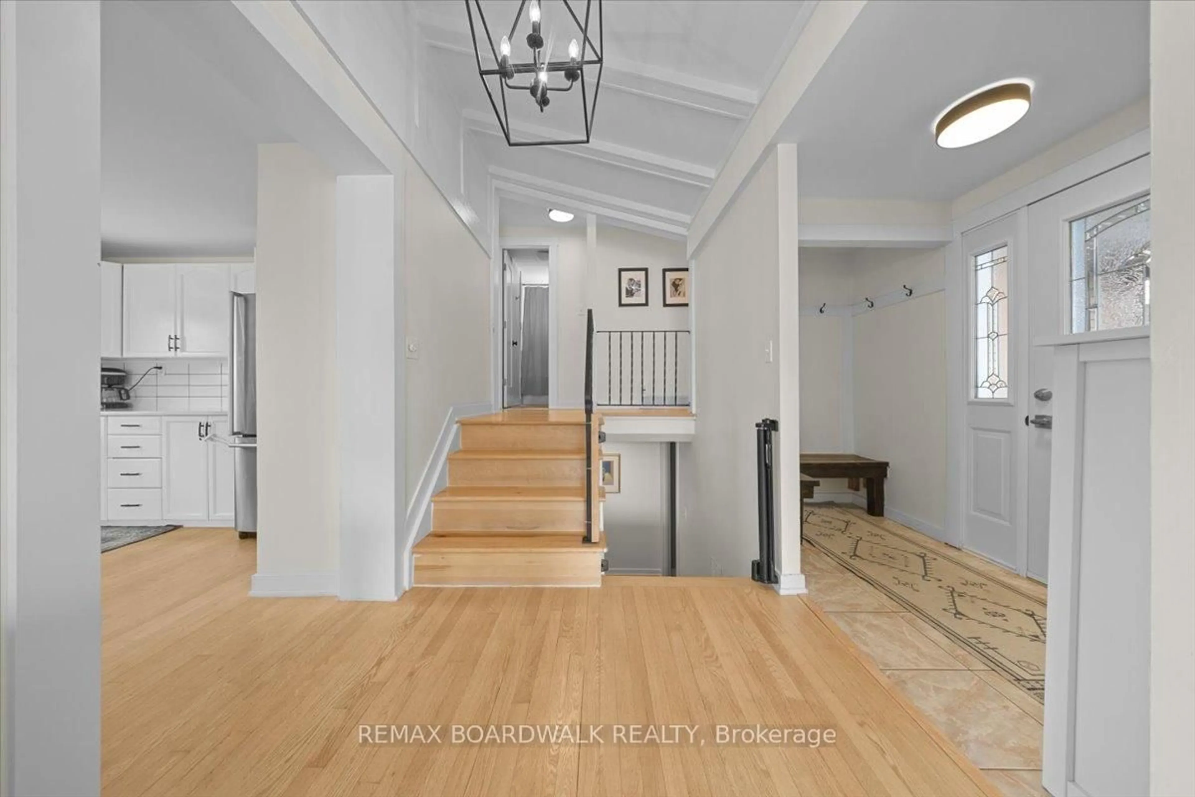 Indoor entryway for 373 Hatfield Cres, Ottawa Ontario K1E 1M6