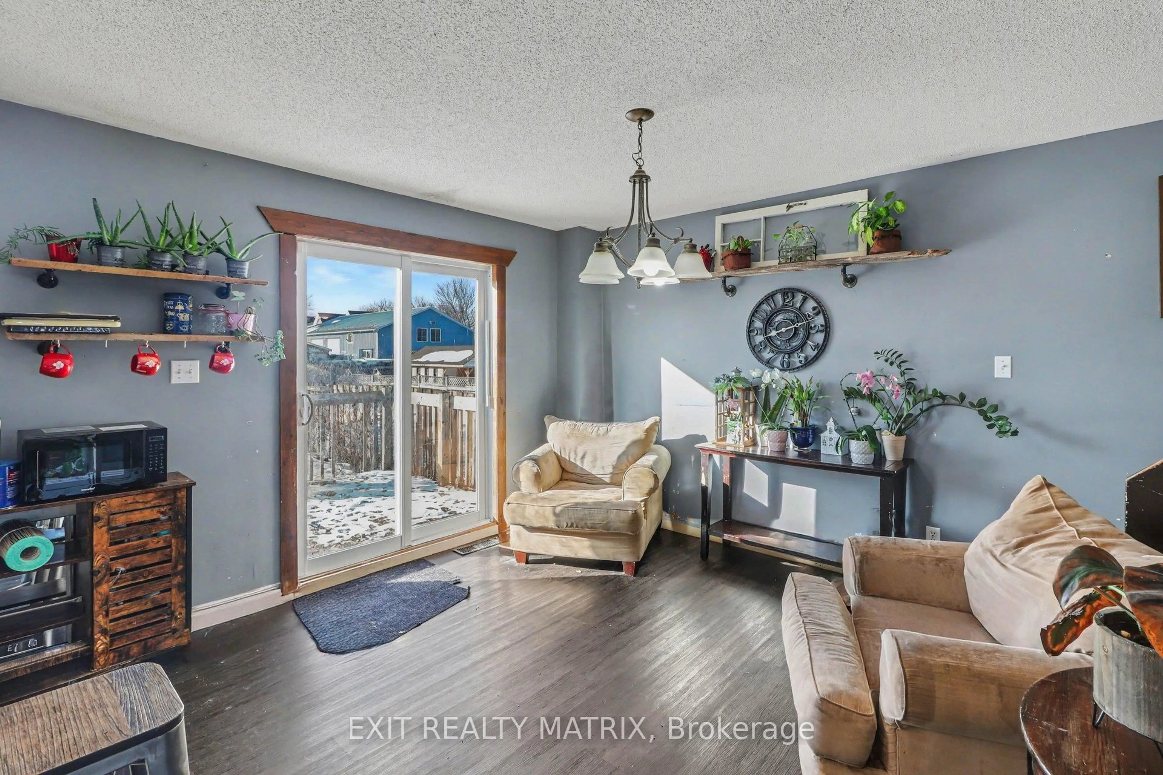 Living room with furniture, wood/laminate floor for 678 Paul Terr, Clarence-Rockland Ontario K4K 1P8