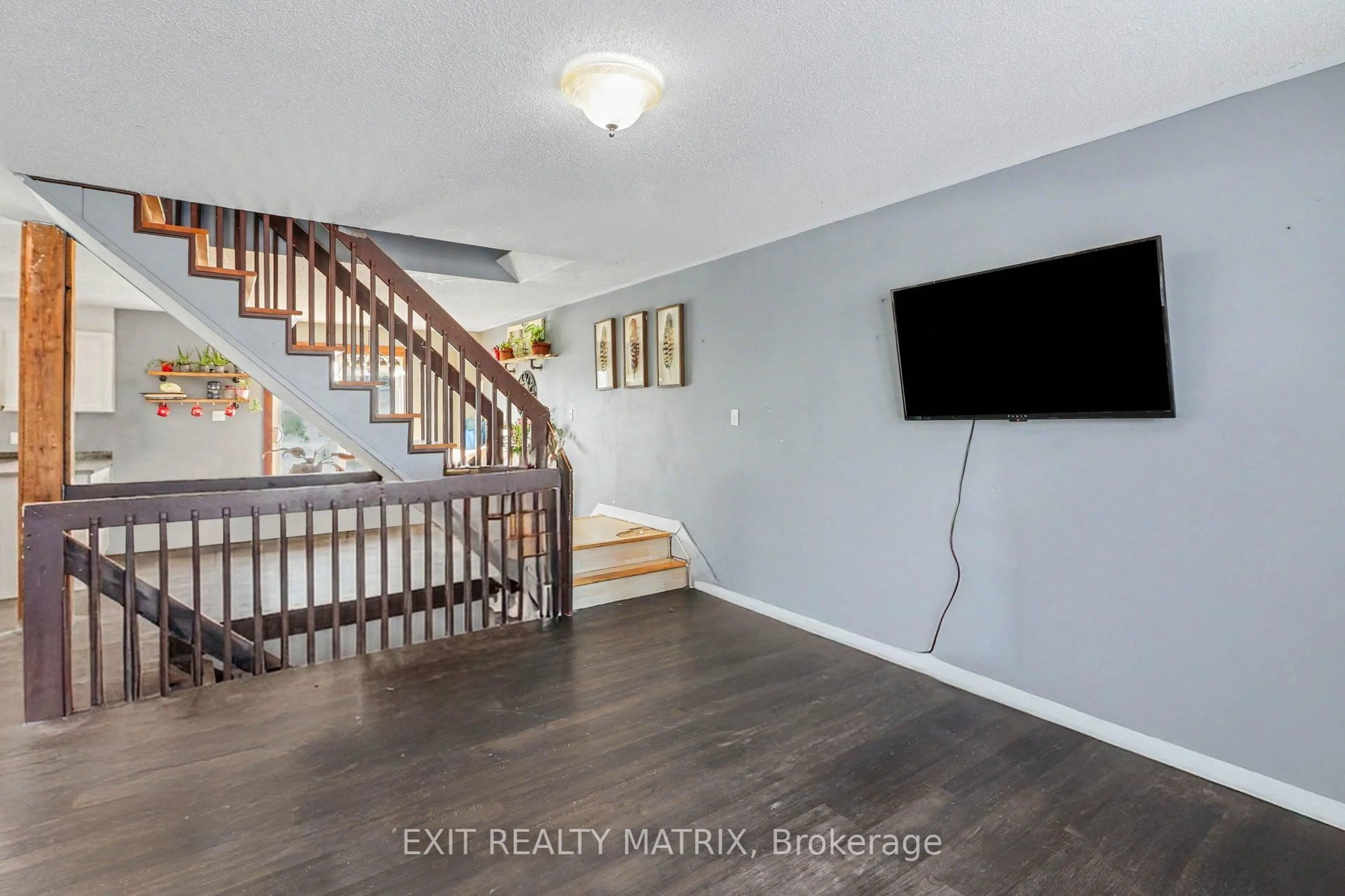 Indoor entryway for 678 Paul Terr, Clarence-Rockland Ontario K4K 1P8