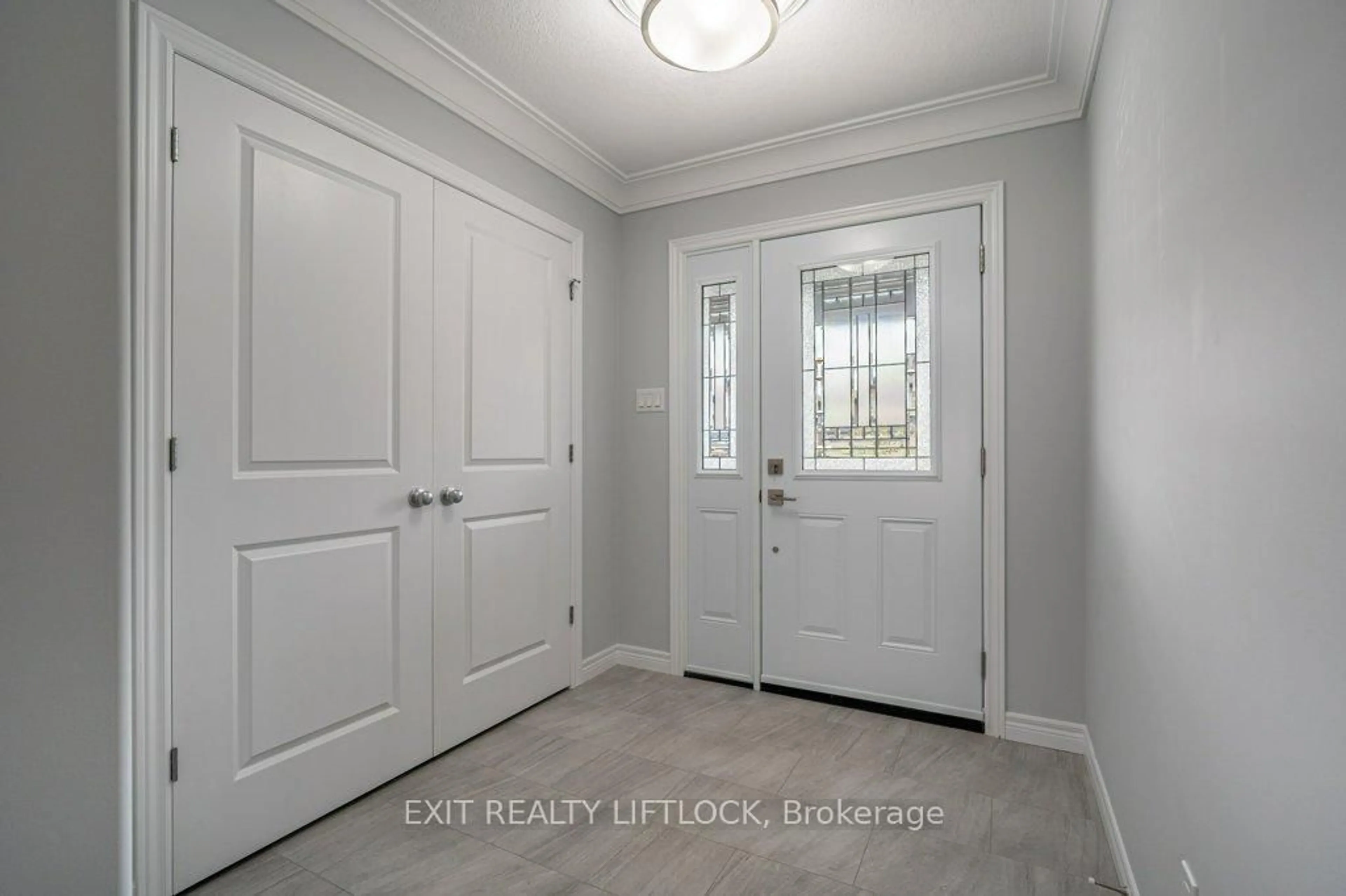Indoor entryway for 238 O'Neil St, Peterborough Ontario K9K 0H1