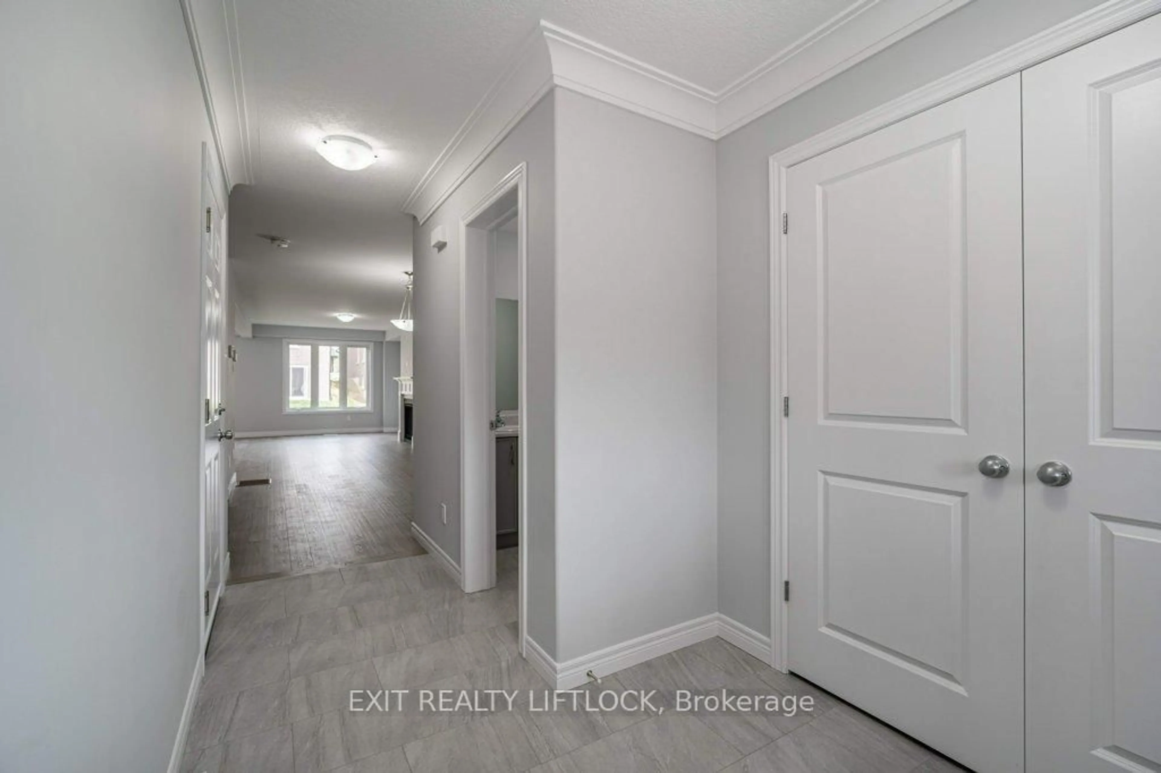 Indoor entryway for 238 O'Neil St, Peterborough Ontario K9K 0H1