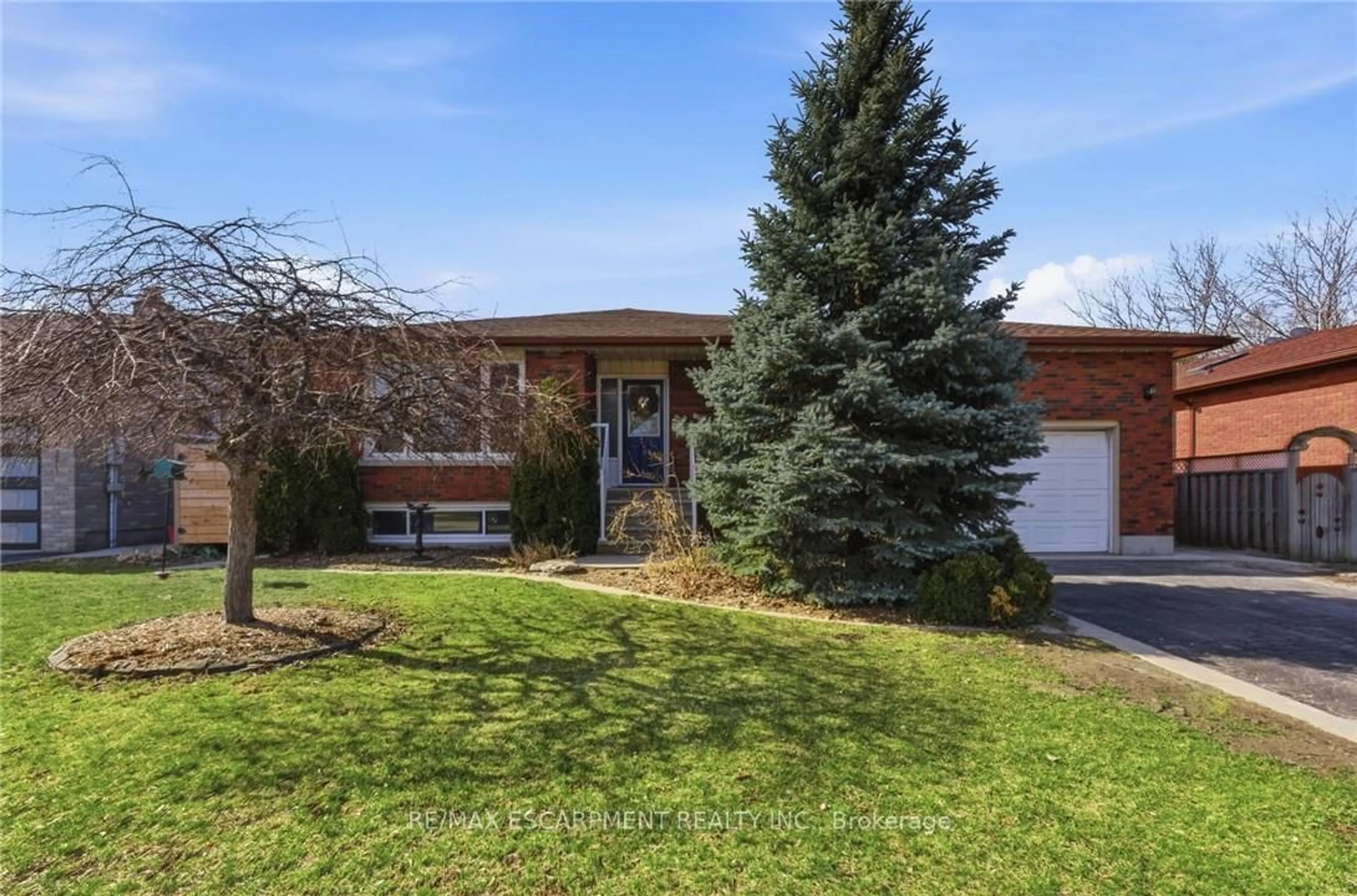 Home with brick exterior material, street for 21 MARGARET Ave, Grimsby Ontario L3M 4P2