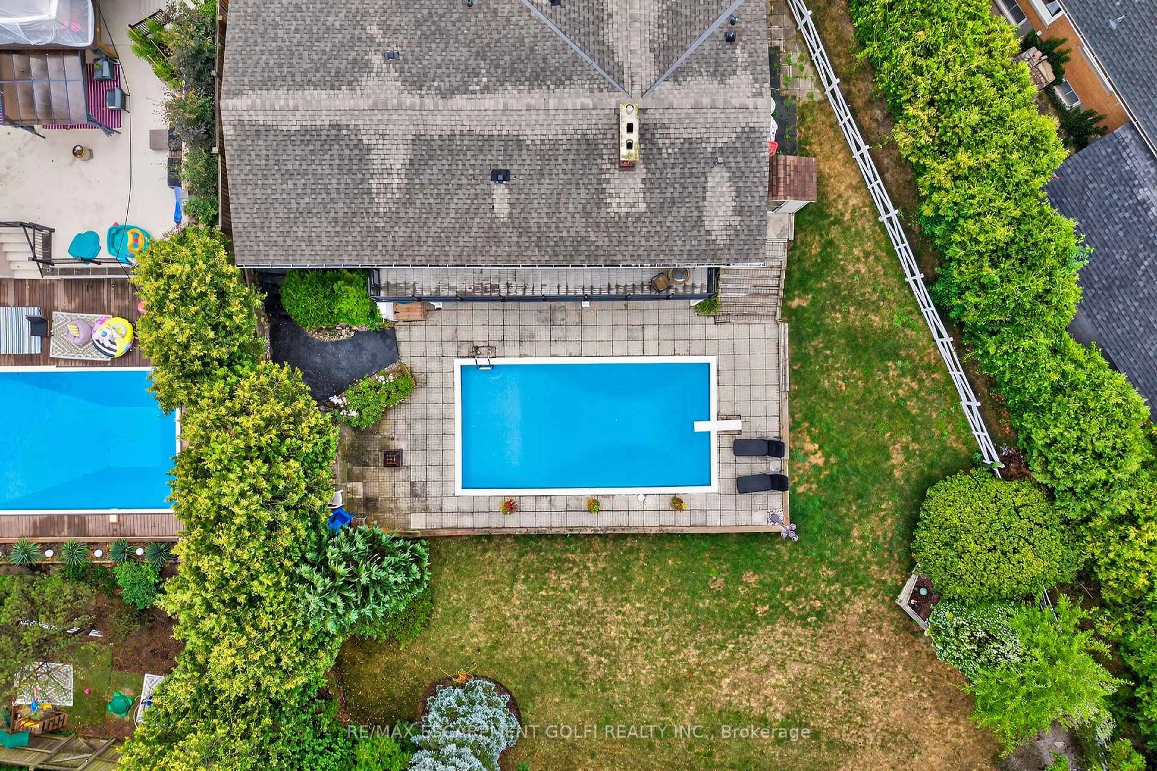 A pic from outside/outdoor area/front of a property/back of a property/a pic from drone, water/lake/river/ocean view for 90 Mountain Ave, Hamilton Ontario L8G 3P7