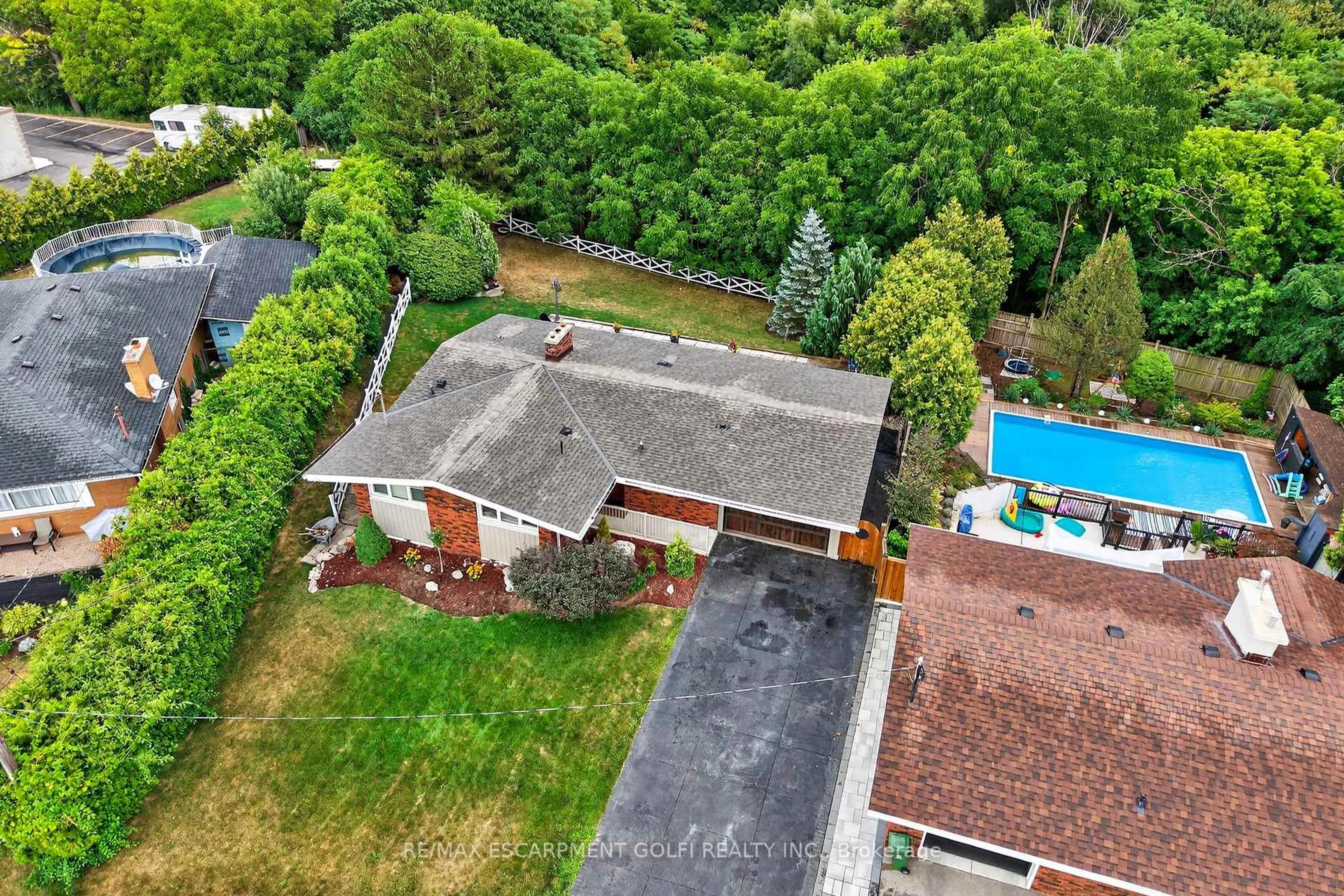 A pic from outside/outdoor area/front of a property/back of a property/a pic from drone, unknown for 90 Mountain Ave, Hamilton Ontario L8G 3P7