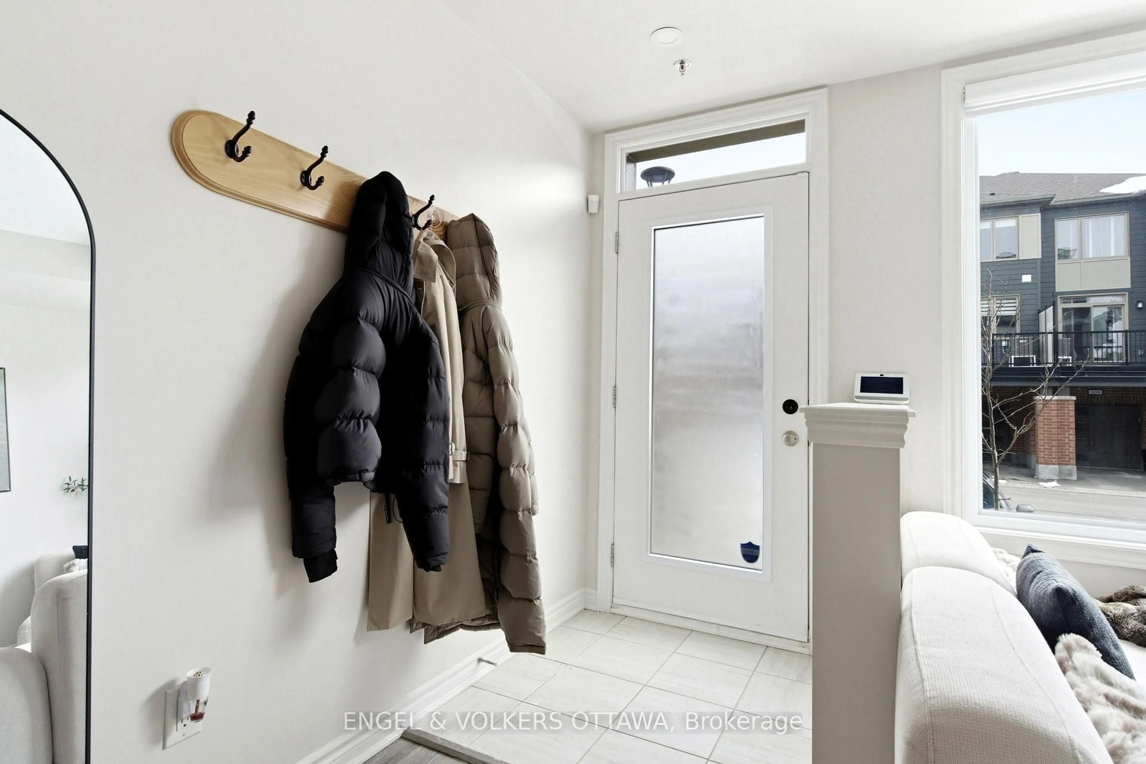 Indoor entryway for 808 Kiniw Private, Ottawa Ontario K1K 5A4