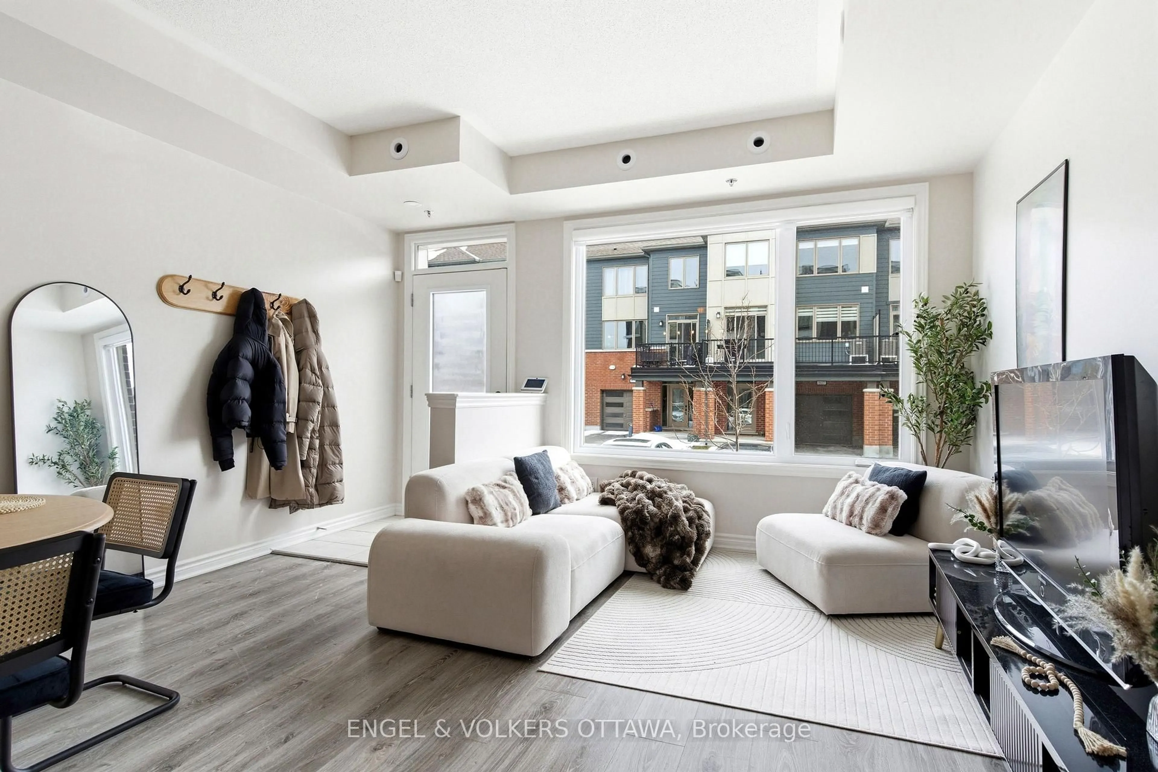 Living room with furniture, unknown for 808 Kiniw Private, Ottawa Ontario K1K 5A4