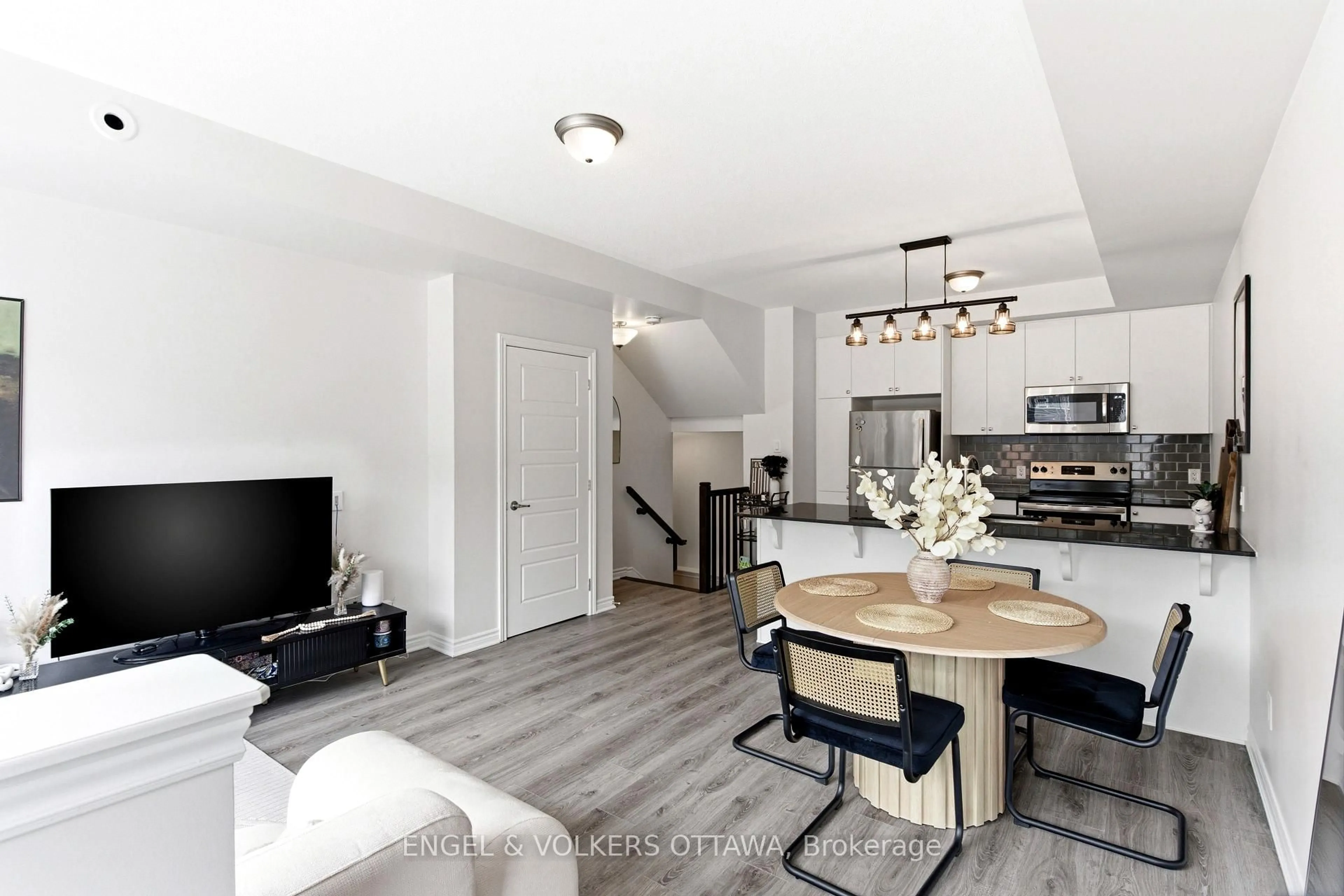 Open concept kitchen, wood/laminate floor for 808 Kiniw Private, Ottawa Ontario K1K 5A4