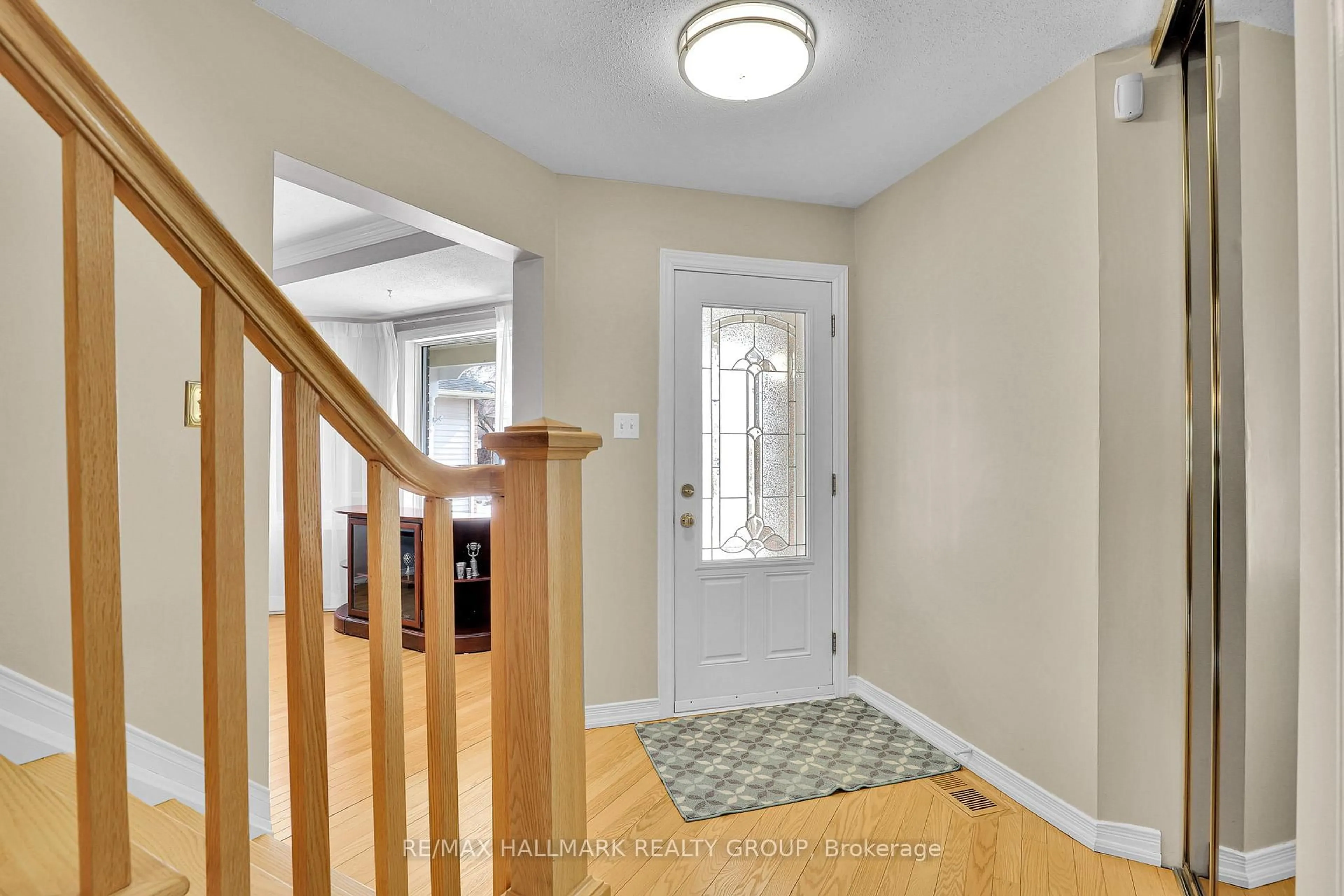 Indoor entryway for 1589 Champneuf Dr, Orleans Ontario K1C 6B6