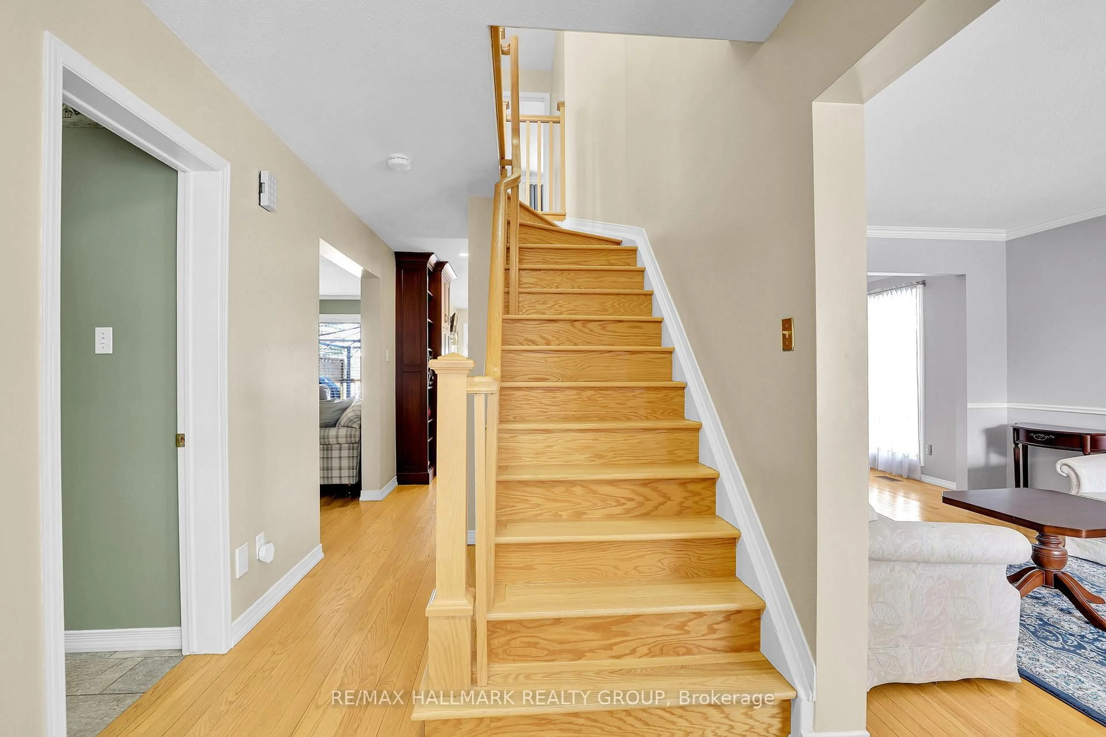 Stairs for 1589 Champneuf Dr, Orleans Ontario K1C 6B6