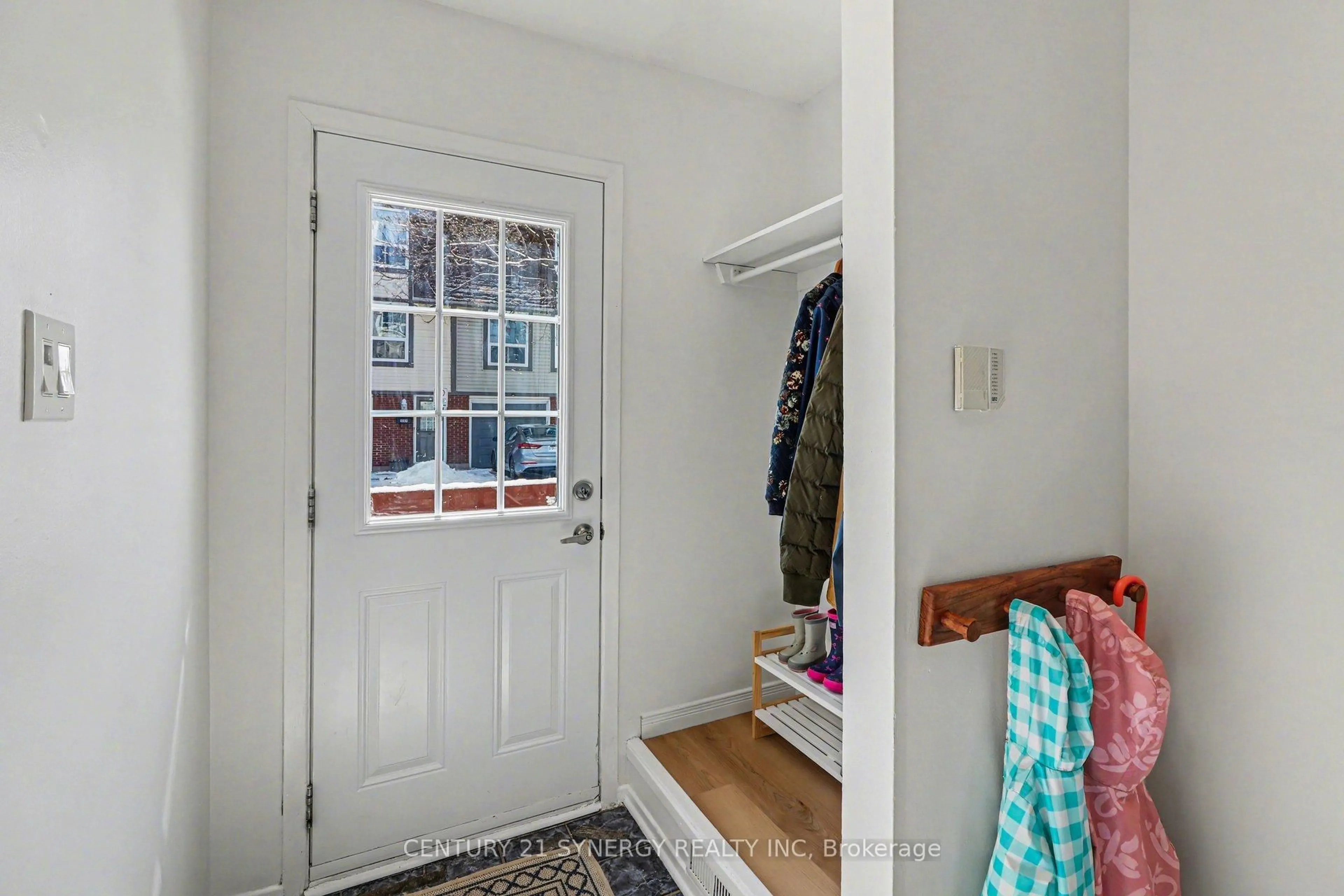 Indoor entryway for 2004 Greenway Park Lane, Ottawa Ontario K1B 5A8