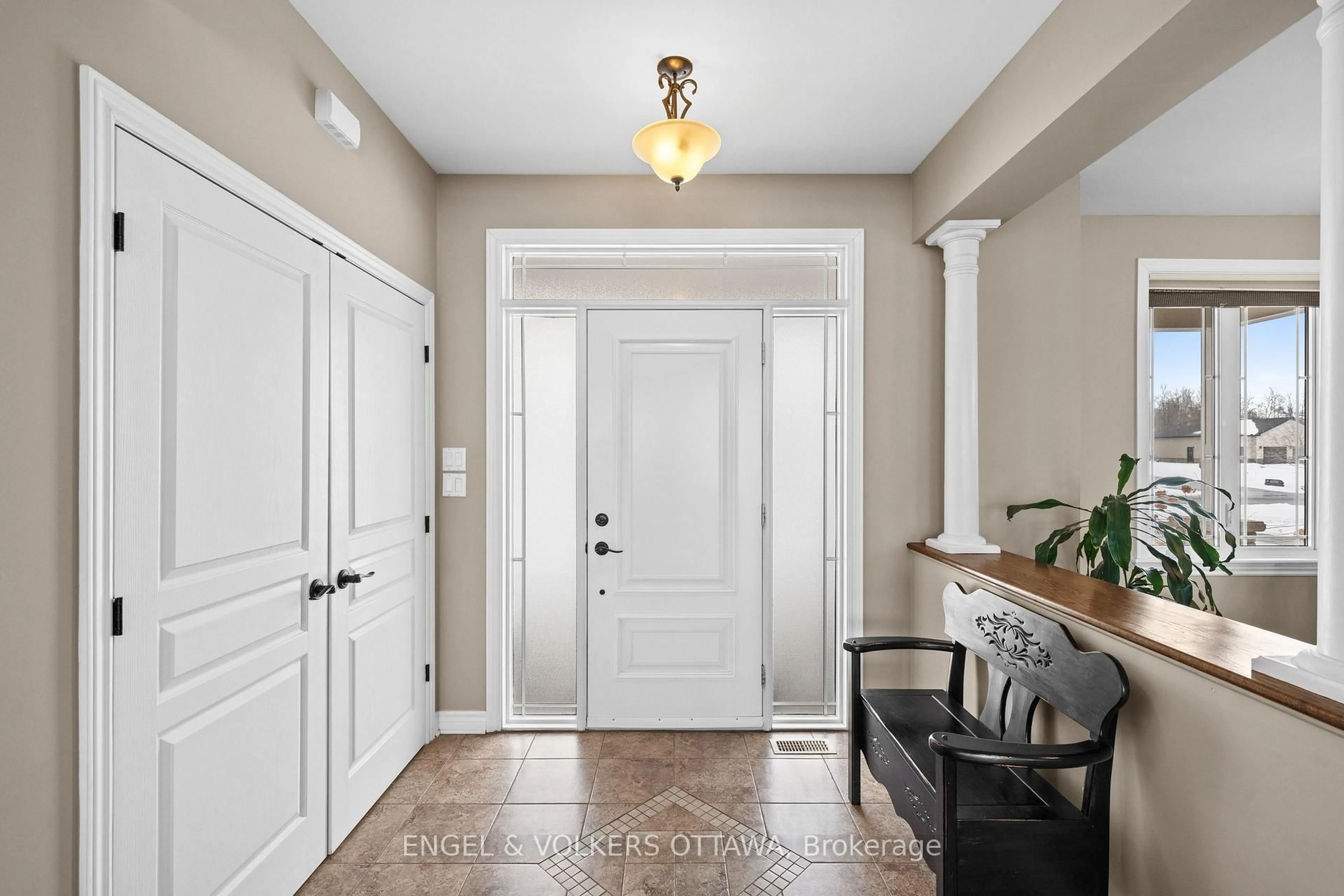 Indoor entryway for 5579 Lombardy Dr, Osgoode Ontario K0A 2W0